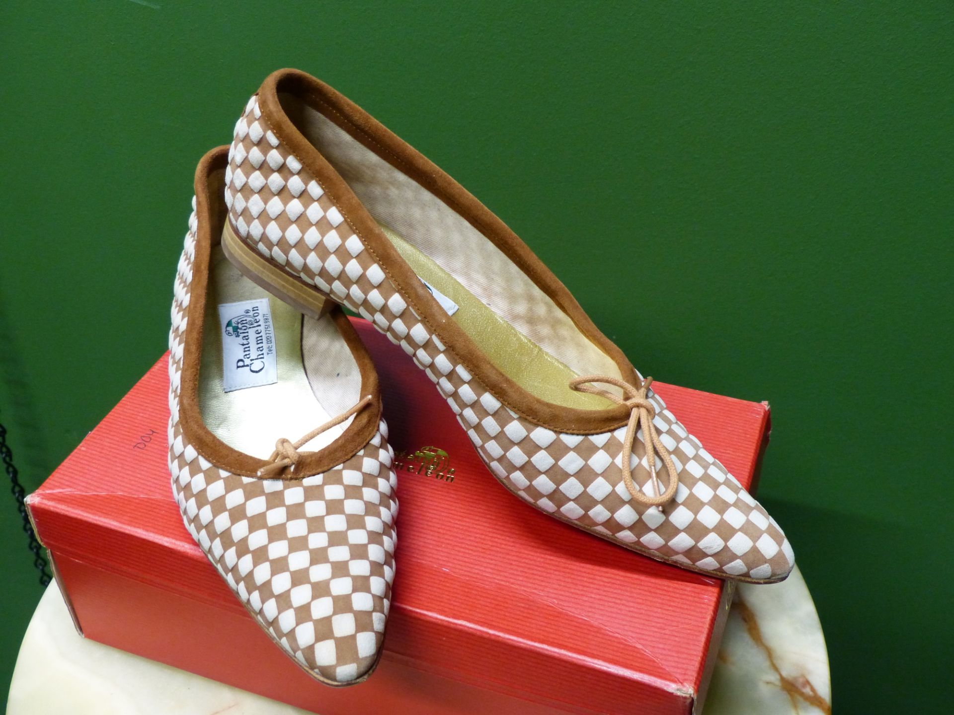 SHOES. TWO PAIRS PANTALON CHAMELEON FRENCH SIZE EUR 40 TAN AND BEIGE SUEDE SLIP ON'S, AND CREAM - Image 7 of 9