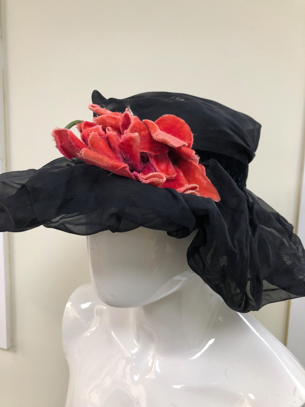 A BROWN CROCODILE STYLE BAG, A CLUTCH PURSE, A MULTI COLOURED SWIMMING HAT, A CLARA REID FLOWERED - Bild 13 aus 29