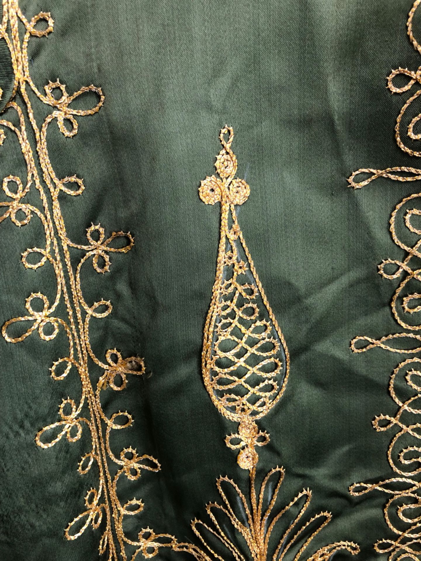 JACKET, AN INDIAN GREEN SILK JACKET EMBROIDERED IN GOLD THREAD, SLEEVE LENGTH 48cms, NECK TO HEM - Bild 4 aus 10