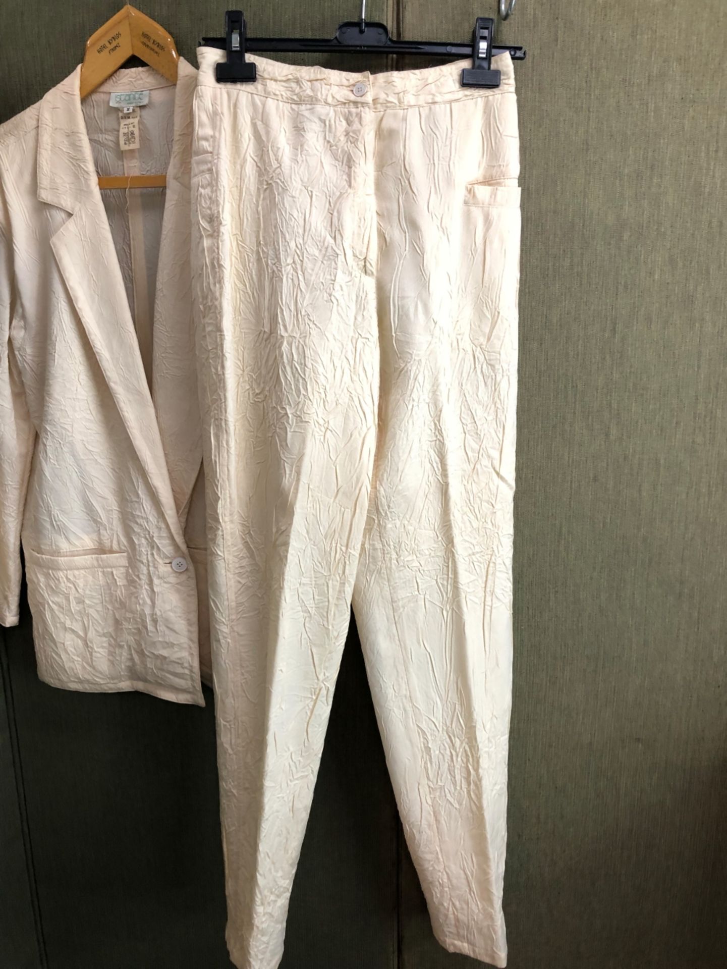 AN ISTANTE ITALY CREAM TROUSER SUIT SIZE 44, TOGETHER WITH A 100% COTTON SALVATORE FERRAGAMO - Image 10 of 13