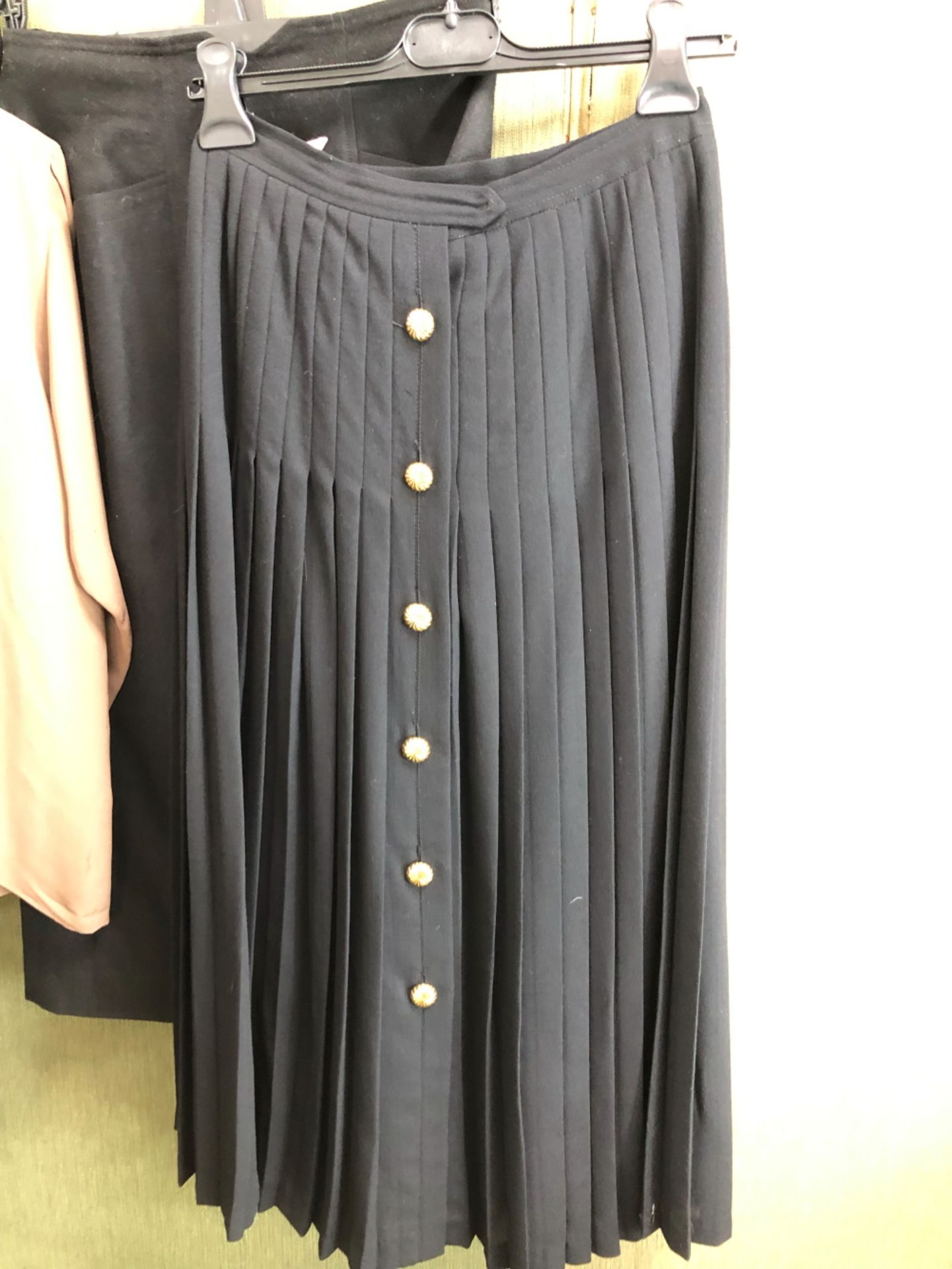 A LOUIS FERAUD BLACK WOOL SKIRT, A PAIR OF CATHERINA HEPFER GREEN TROUSERS SIZE 38, A PLEATED - Image 8 of 18