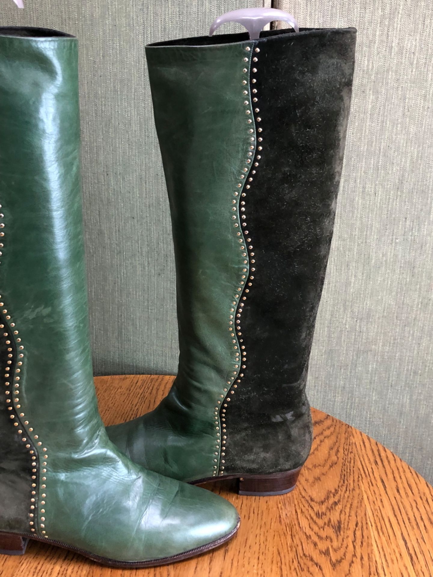 BOOTS: A PAIR OF BRUNO MAGLI GREEN LEATHER AND SUEDE BOOTS SIZE EU 39 - Image 3 of 9
