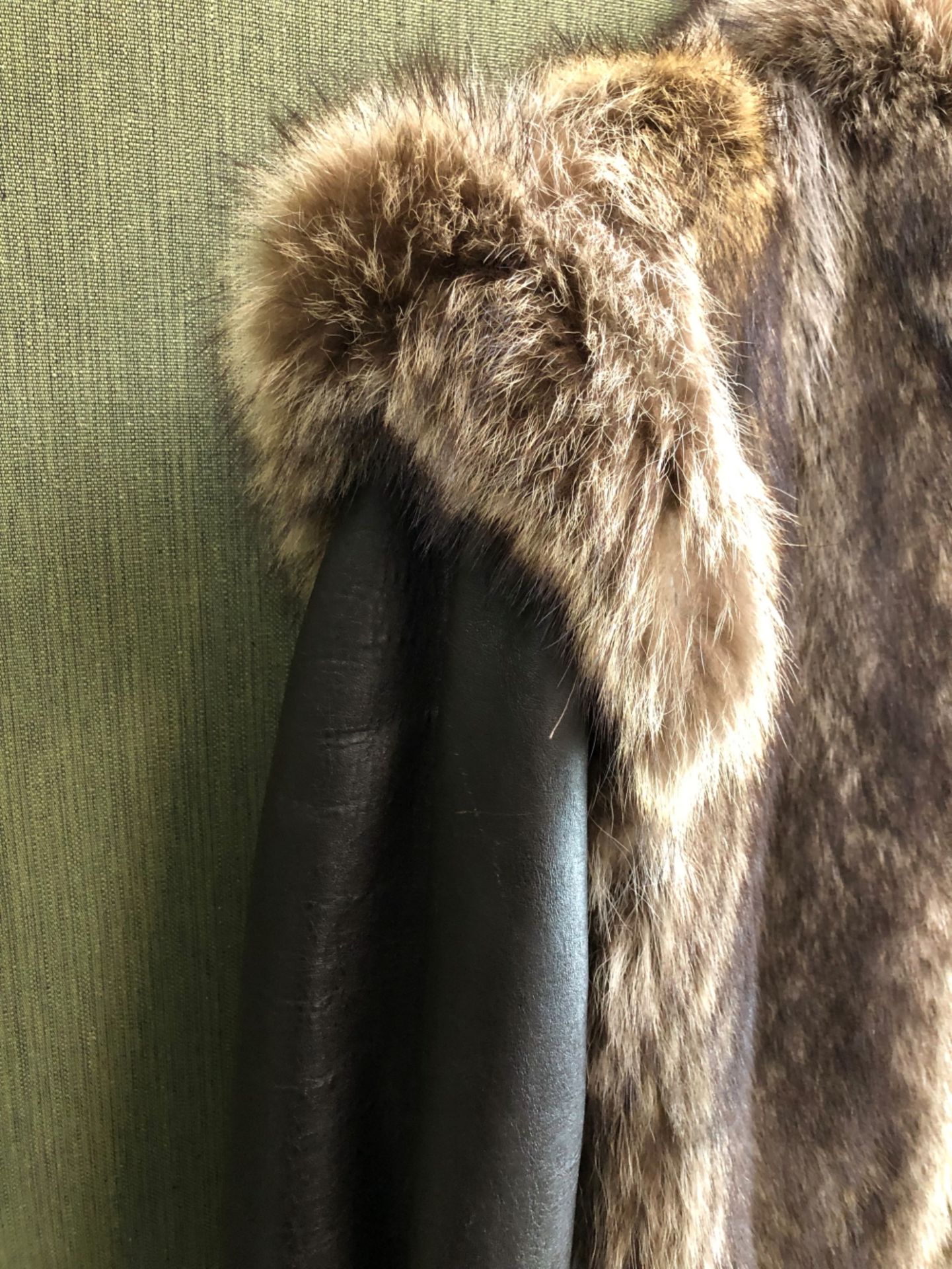 A LISBETH BUCHLER LONDON LADIES FUR AND LEATHER COAT. PIT TO PIT 52cm SHOULDER TO CUFF 59cm SHOULDER - Image 3 of 11