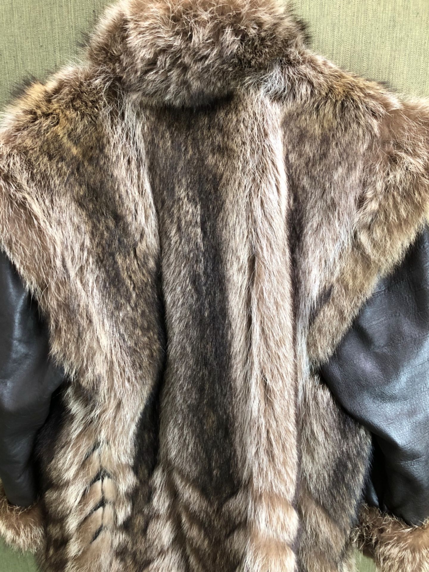 A LISBETH BUCHLER LONDON LADIES FUR AND LEATHER COAT. PIT TO PIT 52cm SHOULDER TO CUFF 59cm SHOULDER - Image 9 of 11