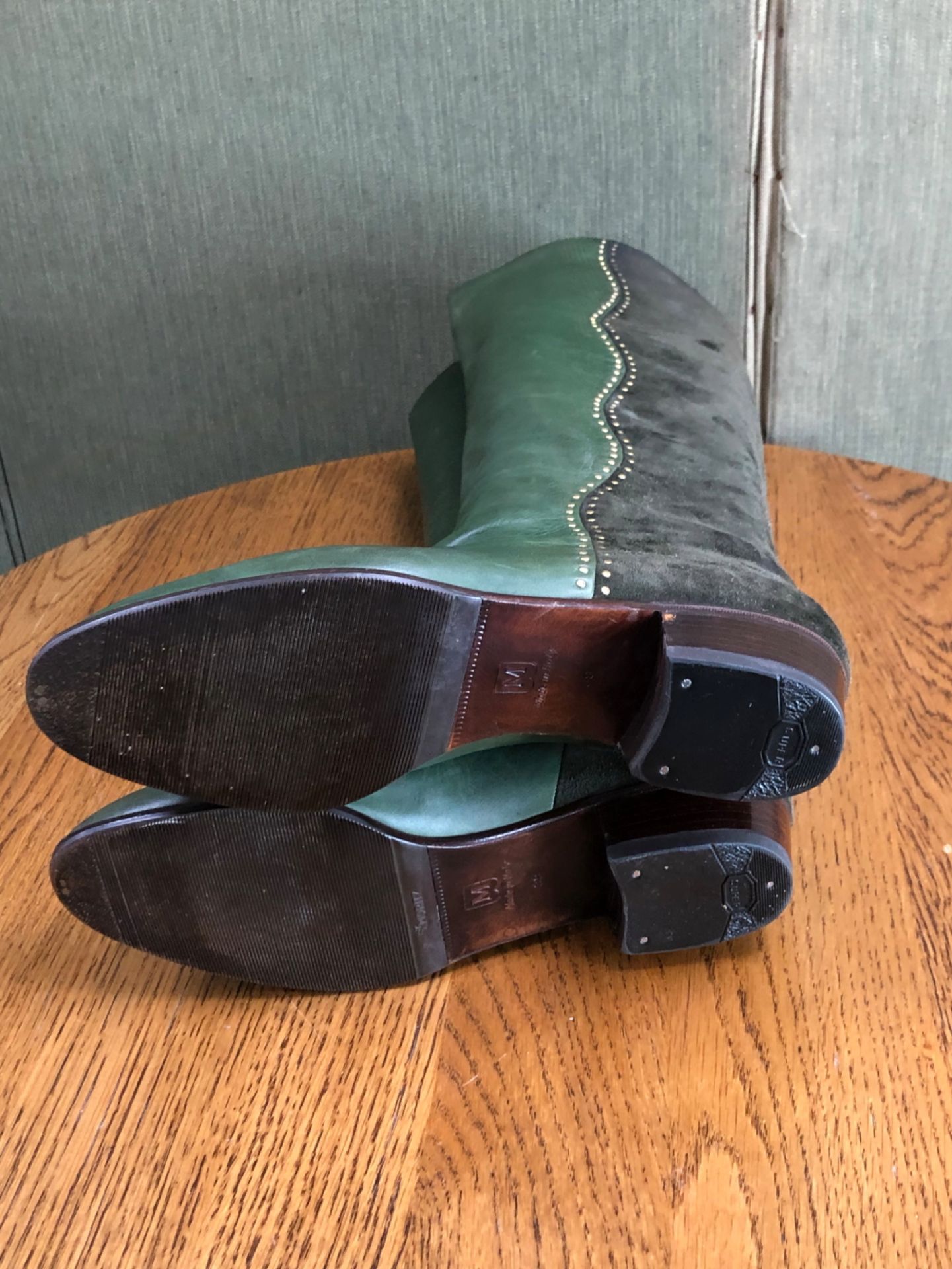 BOOTS: A PAIR OF BRUNO MAGLI GREEN LEATHER AND SUEDE BOOTS SIZE EU 39 - Image 4 of 9