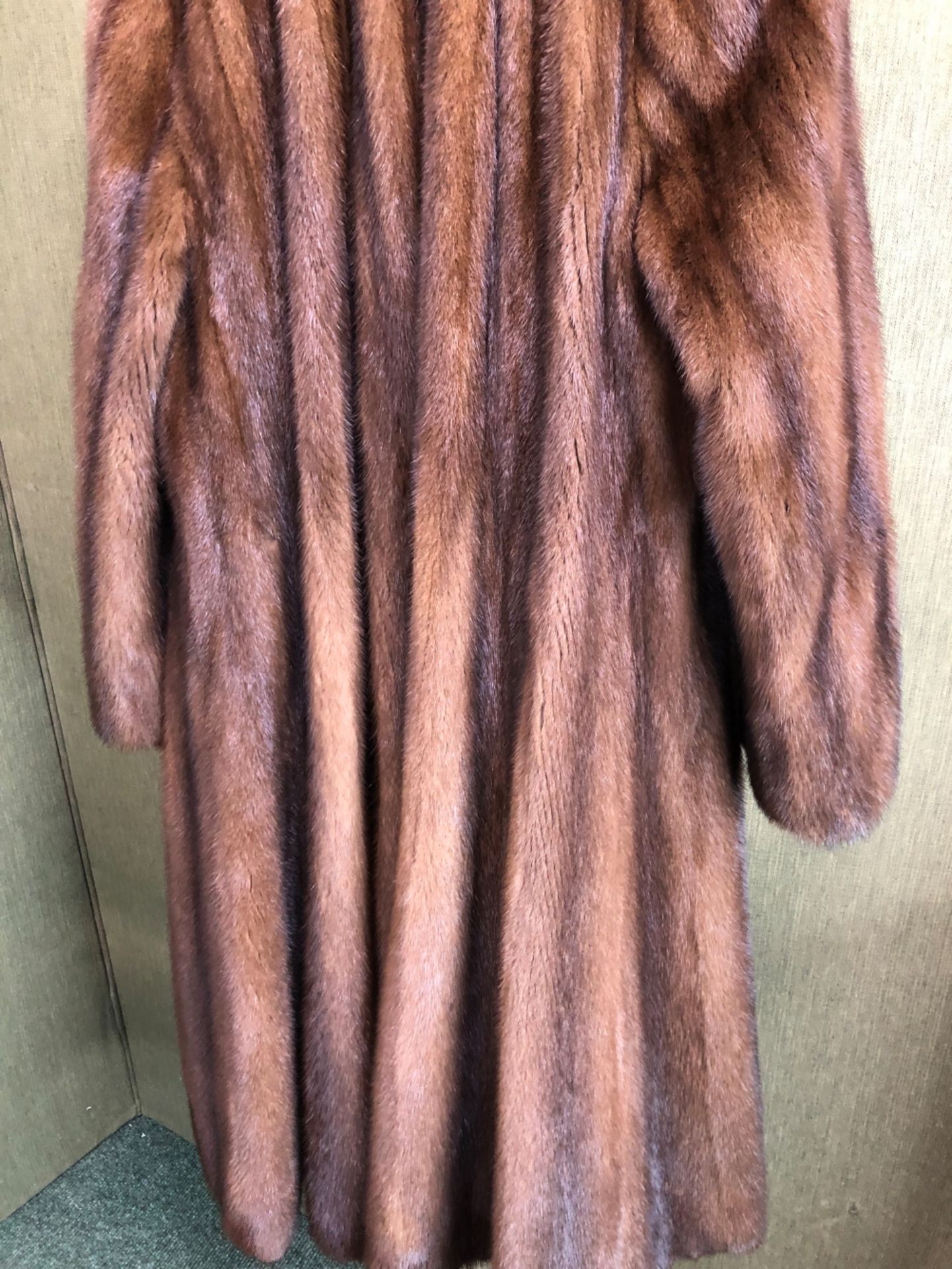 COAT. A FULL LENGTH BROWN FUR JACKET. PIT TO PIT 53cm, SHOULDER TO HEM 117cm SHOULDER TO CUFF 63cm. - Bild 6 aus 7