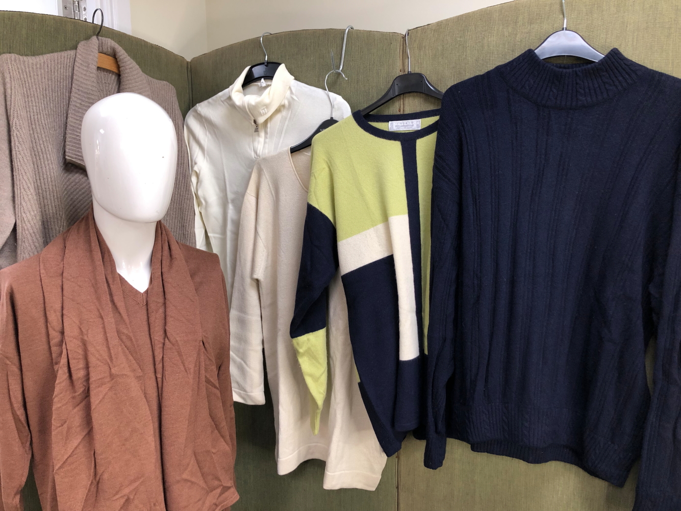 A CASHMERE AND LAMBS WOOL NAVY JUMPER, A SHIRIN CASHMERE SCOTTISH COLOUR BLOCK JUMPER, A ROLI