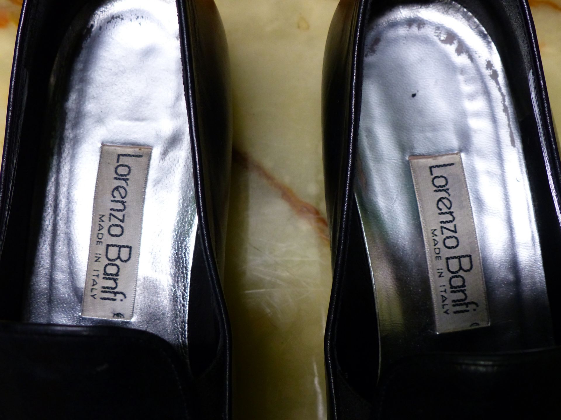 SHOES. LORENZO BANFI ITALY BLACK LEATHER COURT SHOES EUR SIZE 39.5. TOGETHER WITH BROWN BOOTS SIZE - Image 5 of 10
