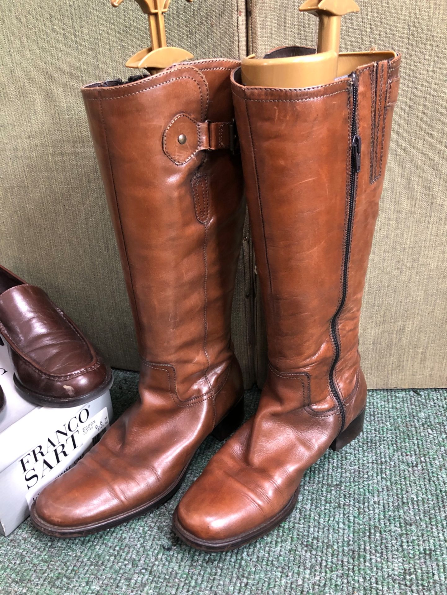 BOOTS. A LONG PAIR OF YOUR SIXTH SENSE BROWN BOOTS SIZE EUR 40, TOGETHER WITH A PAIR OF FRANCO SARTO - Bild 2 aus 7