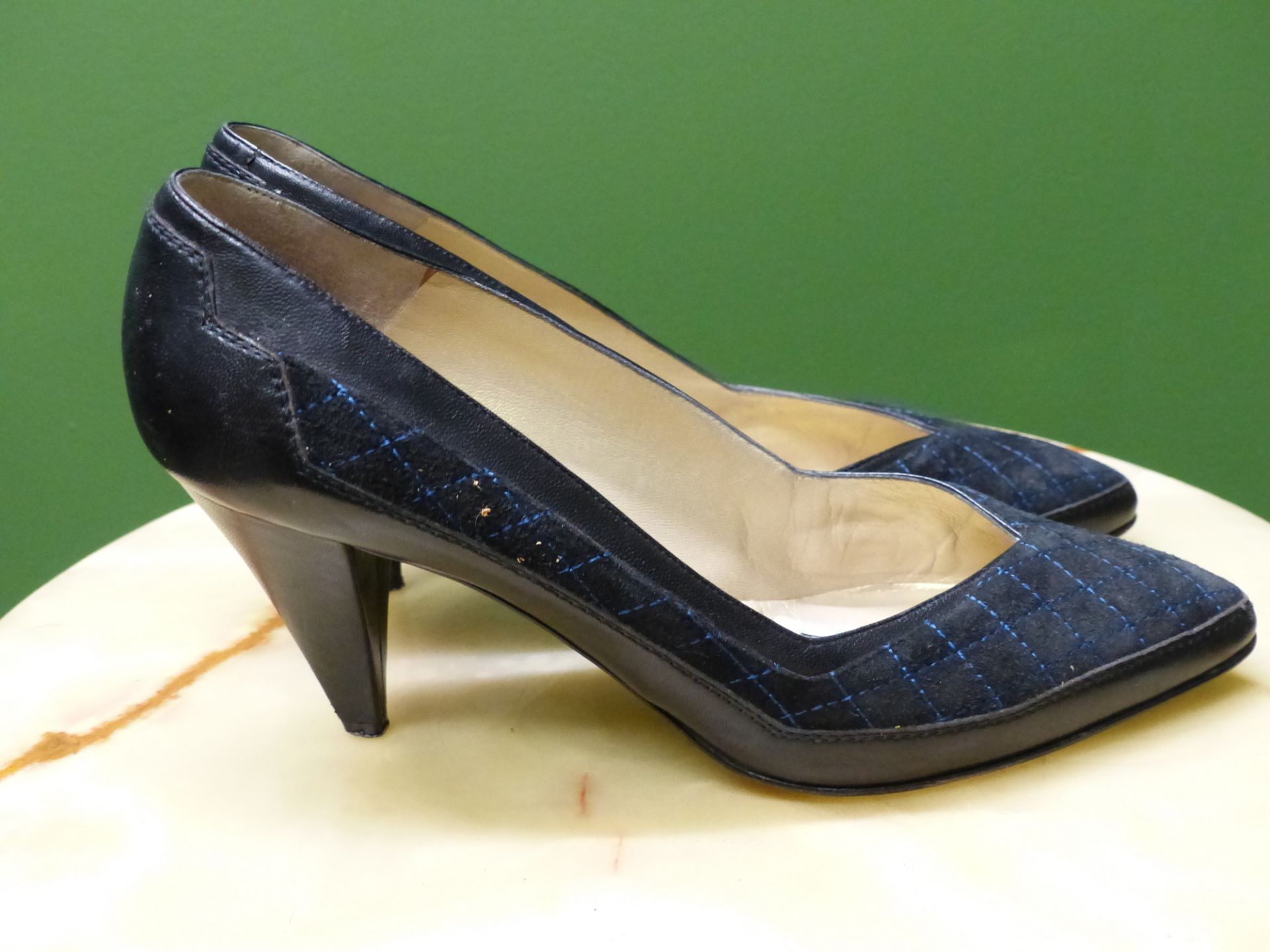 SHOES. GIANNI VERSACE ITALIAN BLACK WITH NAVY STITCH HEELS. EURO SIZE 39. HEEL HEIGHT 8cm. - Image 3 of 8
