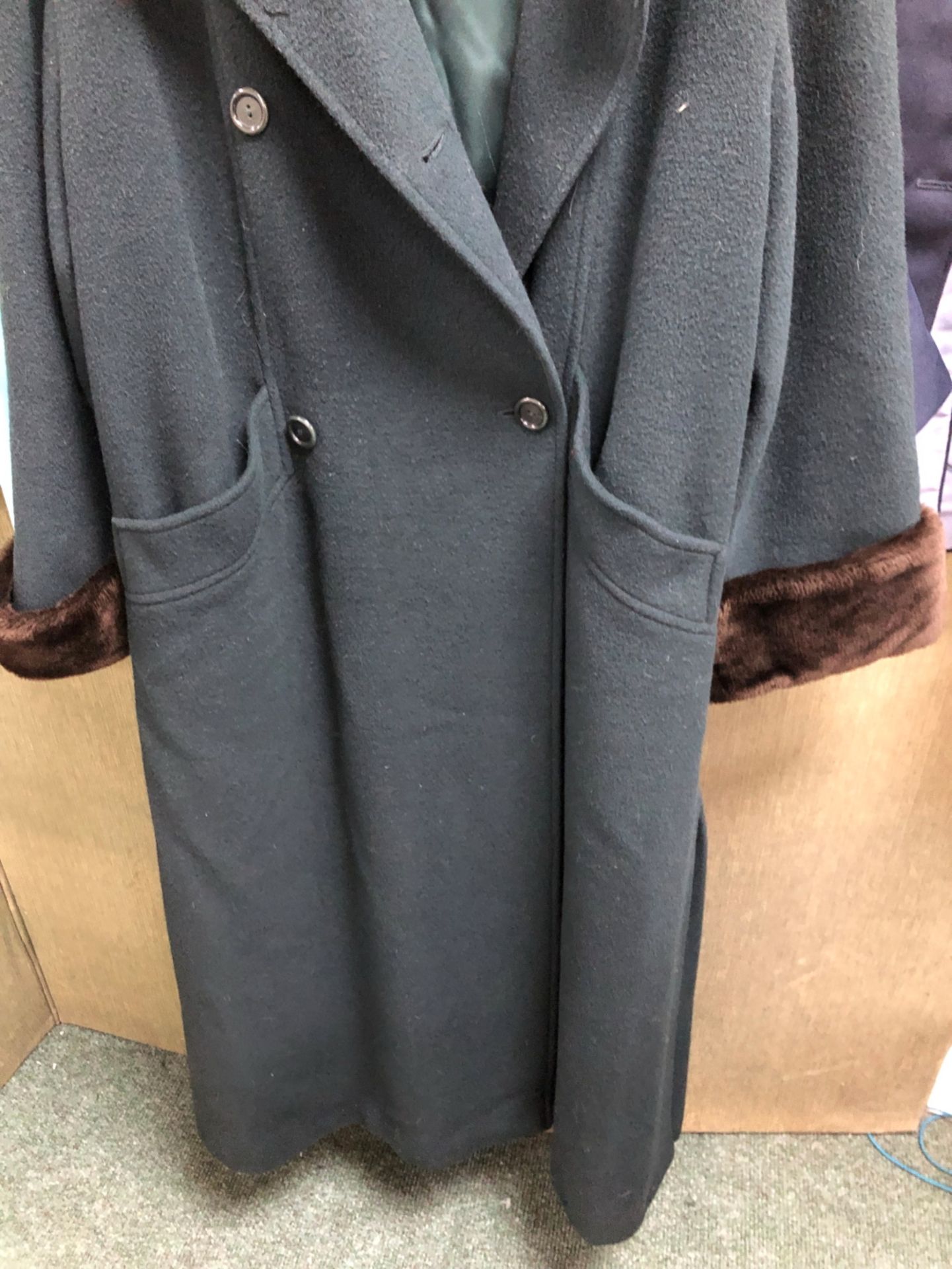 A GREEN MARELLA ITALY LONG WOOL COAT WITH DARK BROWN FAUX FUR CUFFS AND COLLAR SIZE 12, TOGETHER - Image 3 of 14