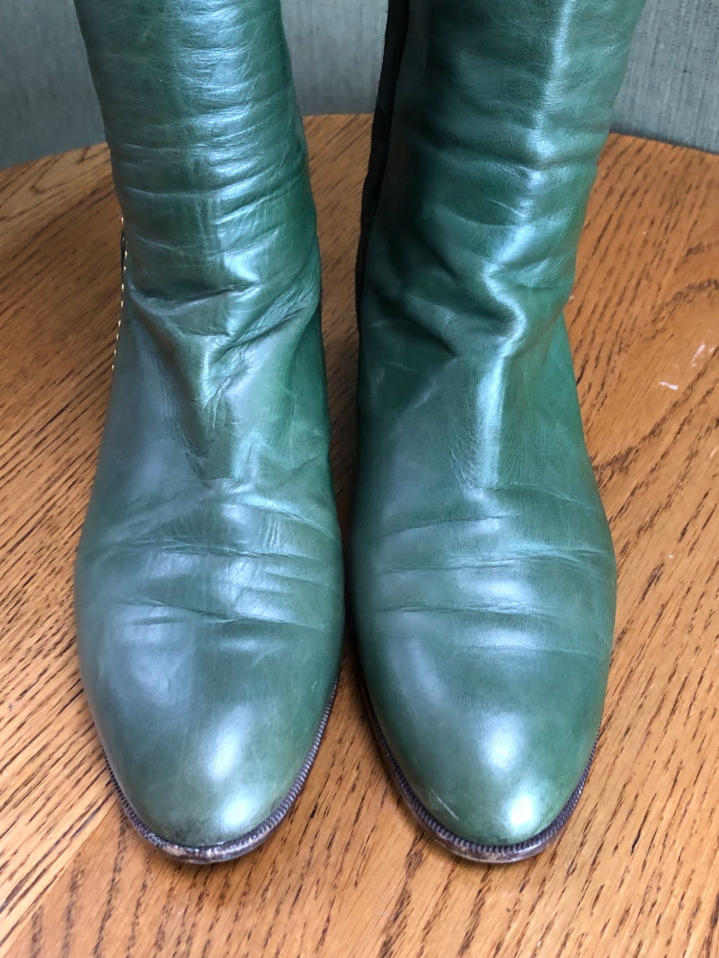 BOOTS: A PAIR OF BRUNO MAGLI GREEN LEATHER AND SUEDE BOOTS SIZE EU 39 - Image 8 of 9