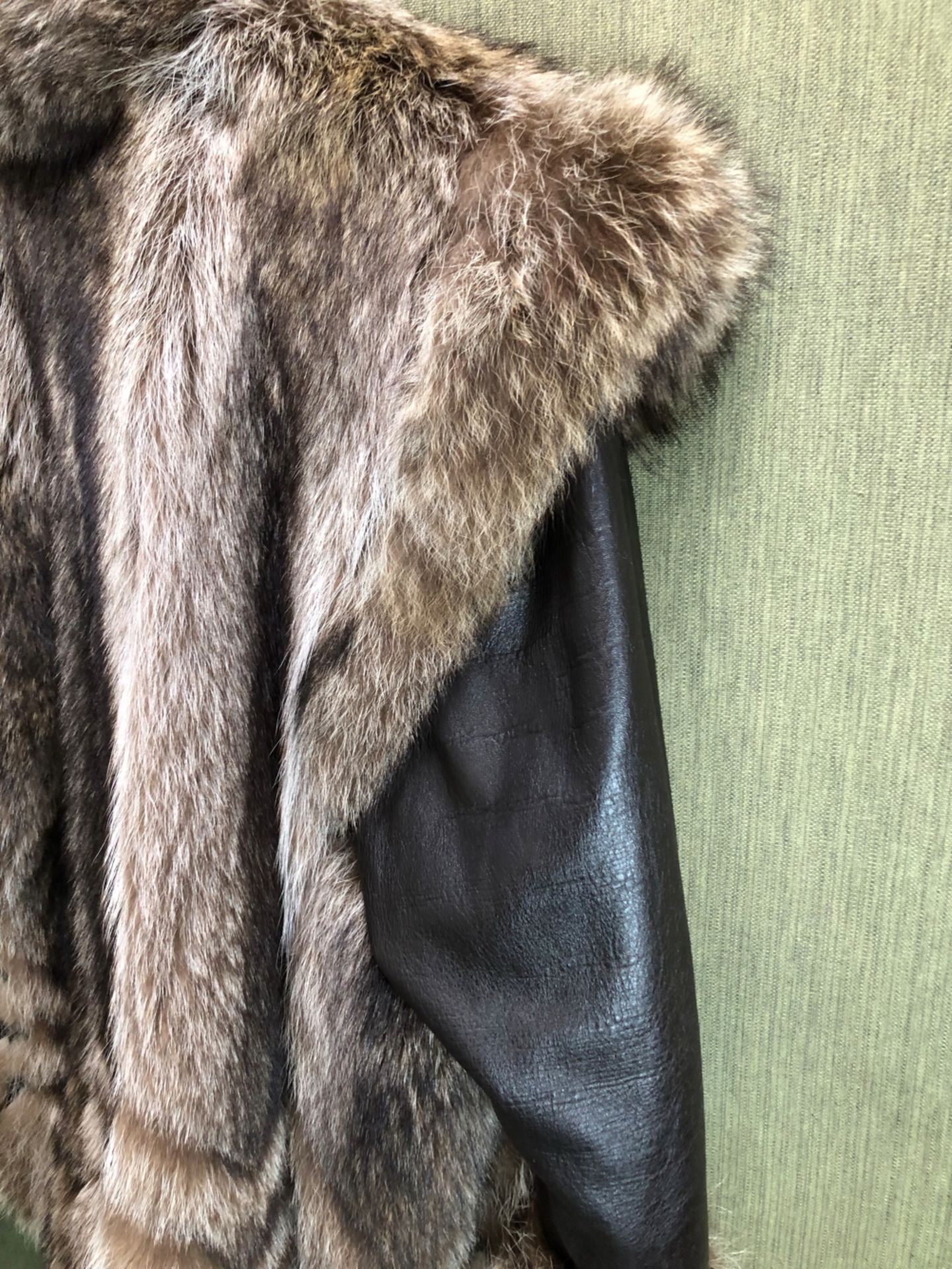 A LISBETH BUCHLER LONDON LADIES FUR AND LEATHER COAT. PIT TO PIT 52cm SHOULDER TO CUFF 59cm SHOULDER - Image 5 of 11