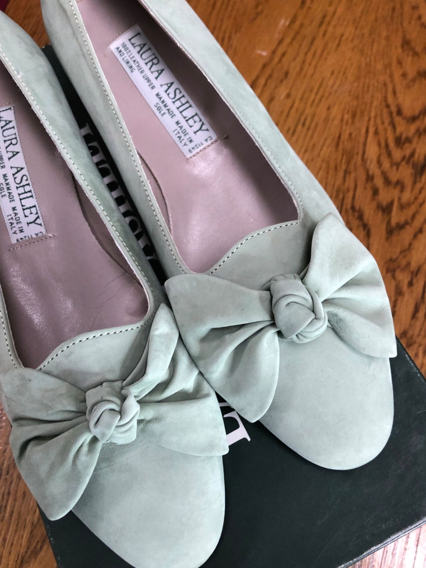 SHOES: A PAIR OF PURPLE SUEDE LUCIANO BARACHINI SHOES EU SIZE 38, TOGETHER WITH A PALE GREEN LAURA - Image 3 of 5