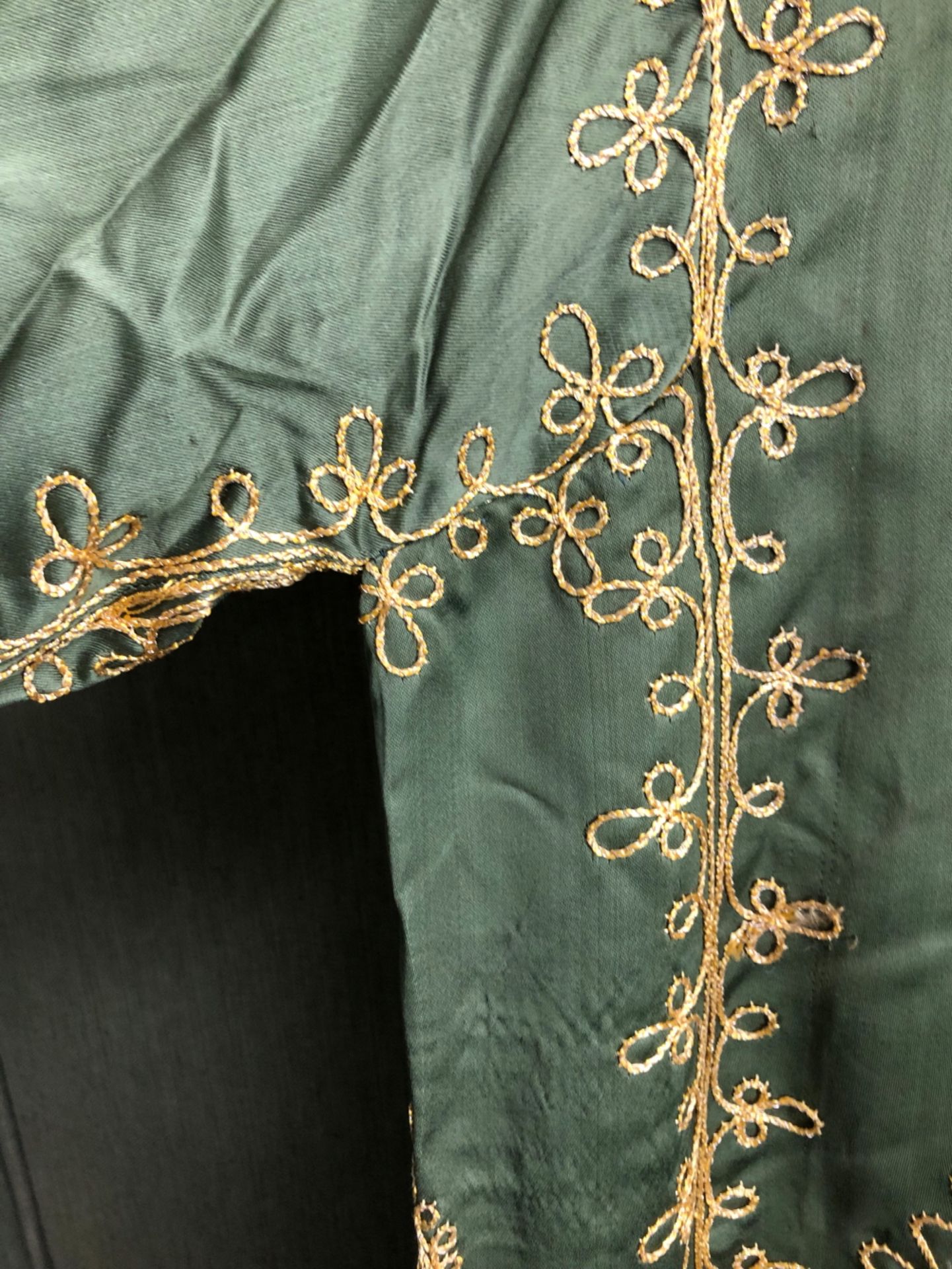 JACKET, AN INDIAN GREEN SILK JACKET EMBROIDERED IN GOLD THREAD, SLEEVE LENGTH 48cms, NECK TO HEM - Image 3 of 10