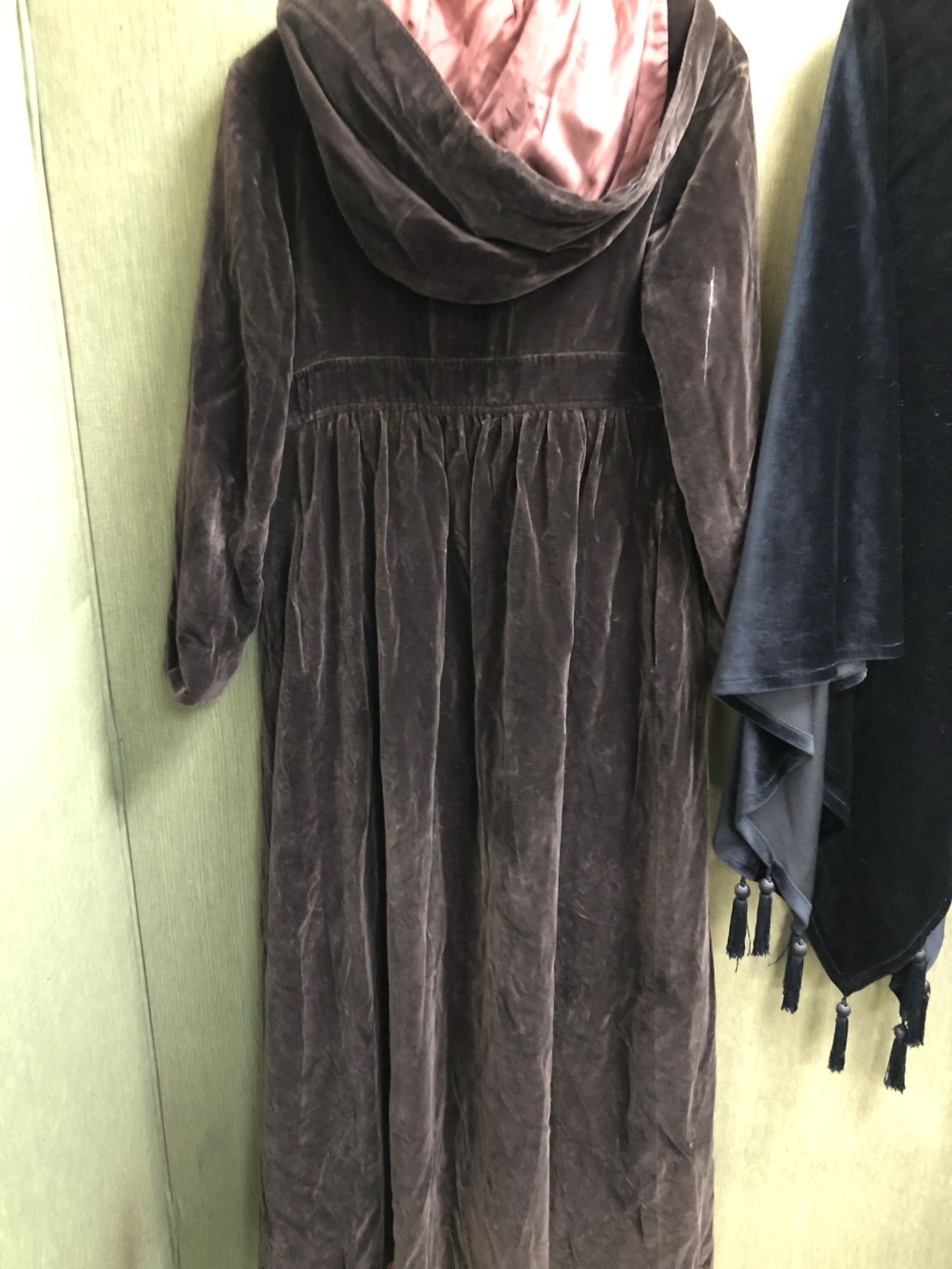 A FRANK USHER VELVET CAPE WITH TASSEL TRIM AND A MONO MADE IN ENGLAND BROWN VELVET HOODED LONG - Bild 8 aus 9