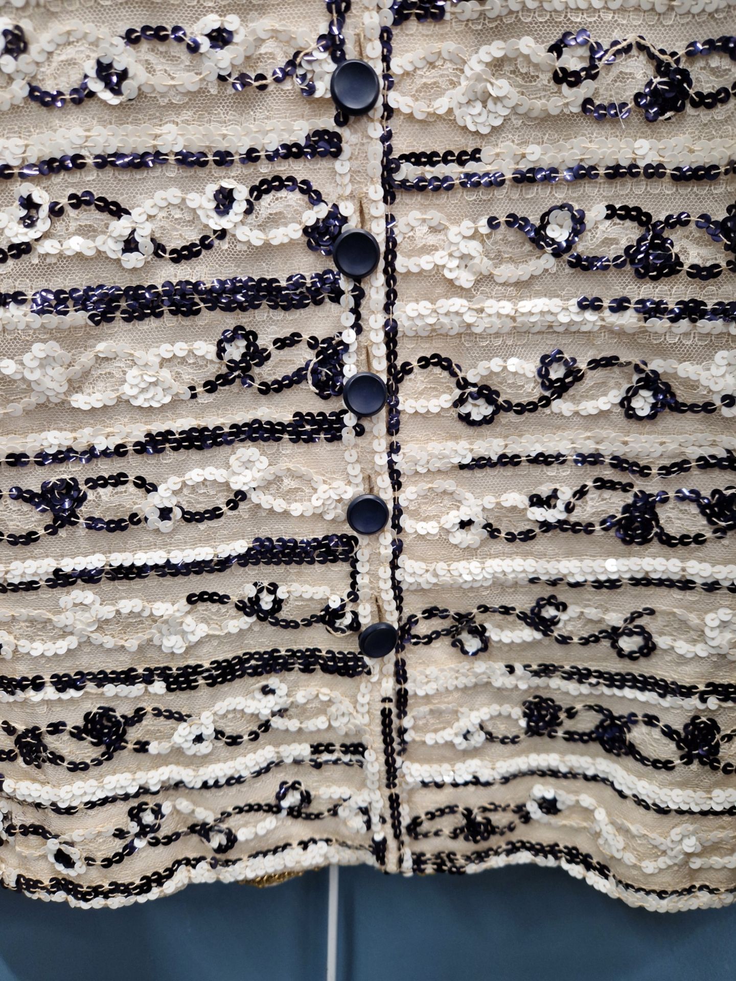 VINTAGE 1970's CHANEL HAUTE COUTURE EMBELLISHED SILK NAVY AND CREAM JACKET. PIT TO PIT 44.5cm - Image 19 of 31