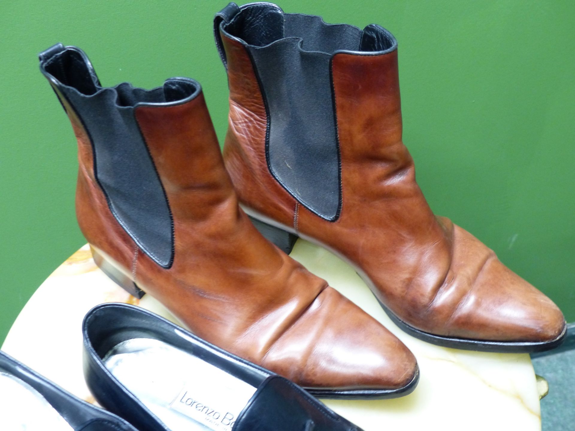 SHOES. LORENZO BANFI ITALY BLACK LEATHER COURT SHOES EUR SIZE 39.5. TOGETHER WITH BROWN BOOTS SIZE - Image 3 of 10