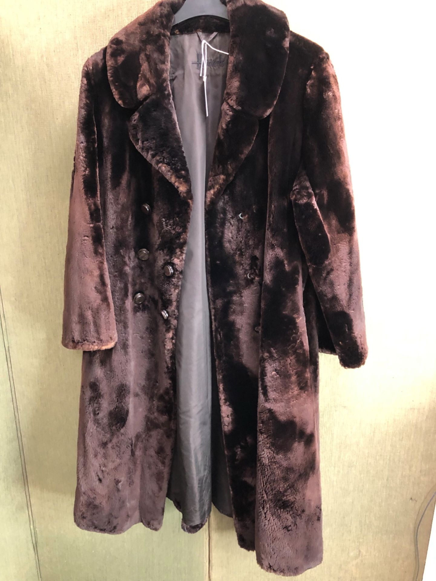 COAT. A HARRODS 3/4 LENGTH FUR COAT. PIT TO PIT 54cm, SHOULDER TO HEM 112cm SHOULDER TO CUFF 61cm. - Image 3 of 8