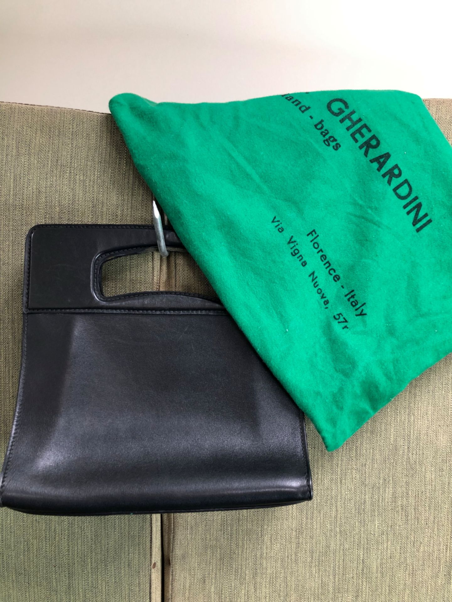 BAG. A GHERARDINI 1960's BLACK LEATHER SMALL BAG COMPLETE WITH DUST COVER.