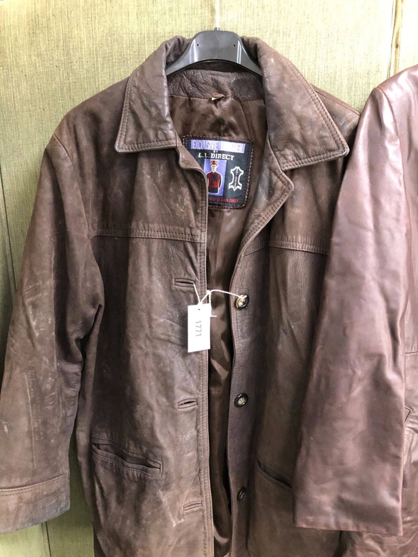 JACKET. A BROWN LEATHER JACKET, EXCLUSIVE LEATHER BY L.L DIRECT, SIZE STATED 12, PIT TO PIT 51cms, - Image 4 of 8