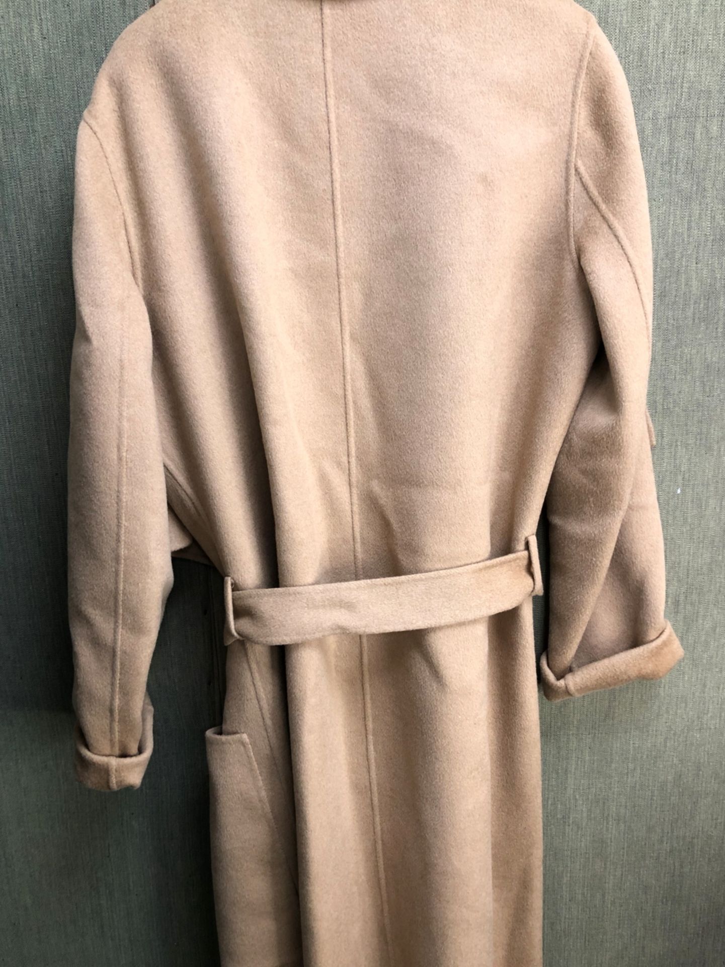 COAT: A JOSEPH 3/4 LENGTH CAMEL CASHMERE COAT. LABEL STATES EUR SIZE 40 - Image 6 of 6