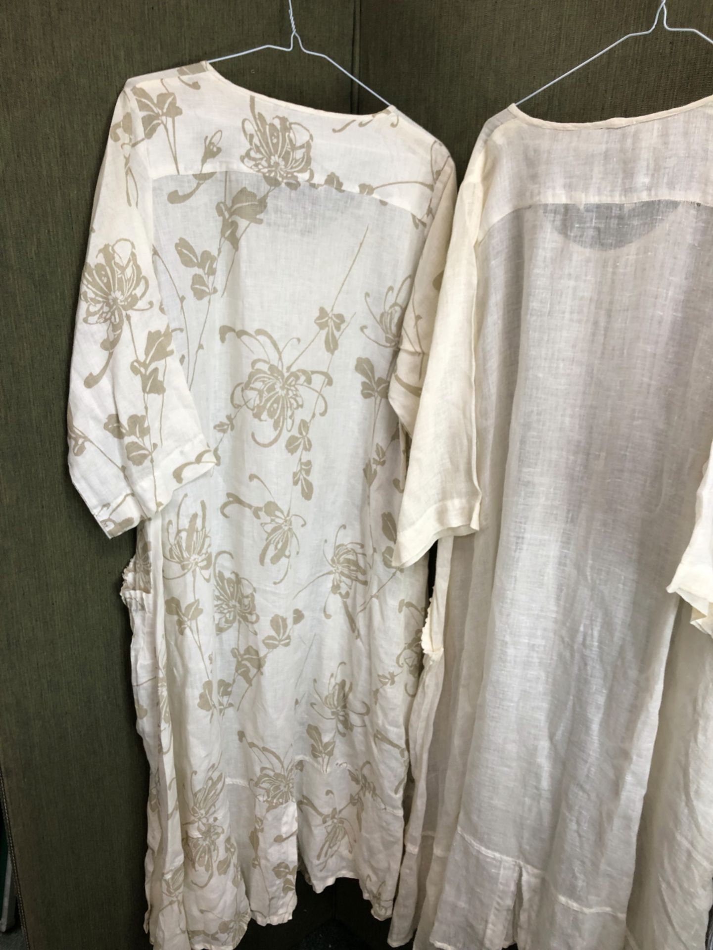 THREE LINEN SUMMER DRESSES, BY PUNO LINO A STRIPED SIZE MED, A CREAM WITH BEIGE FLOWERS AND A - Image 13 of 14