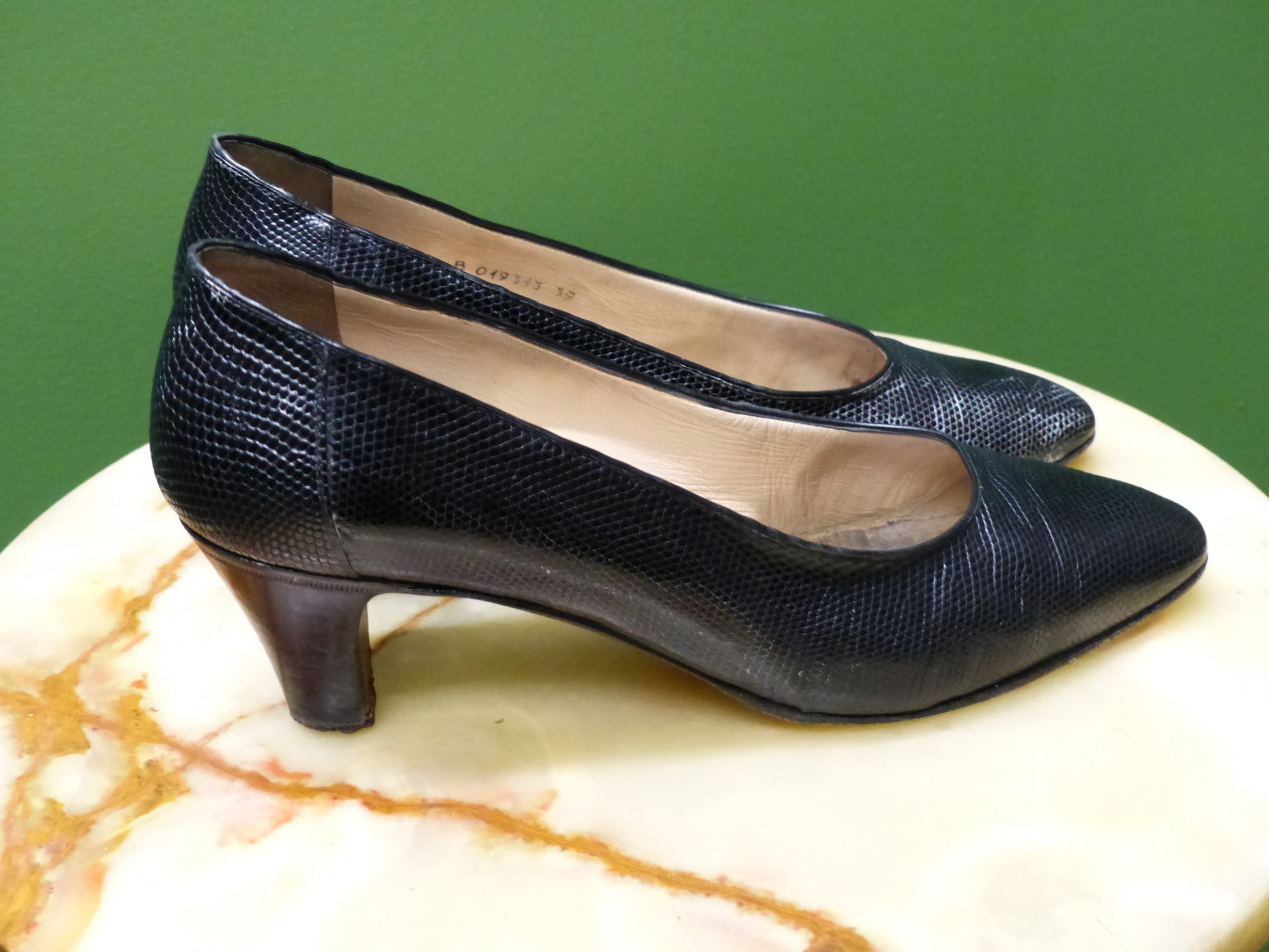 SHOES. TWO PAIRS TANINO CRISCI BLACK HEALS EUR SIZE 39. BLACK LOAFERS EUR SIZE 39. - Image 9 of 11