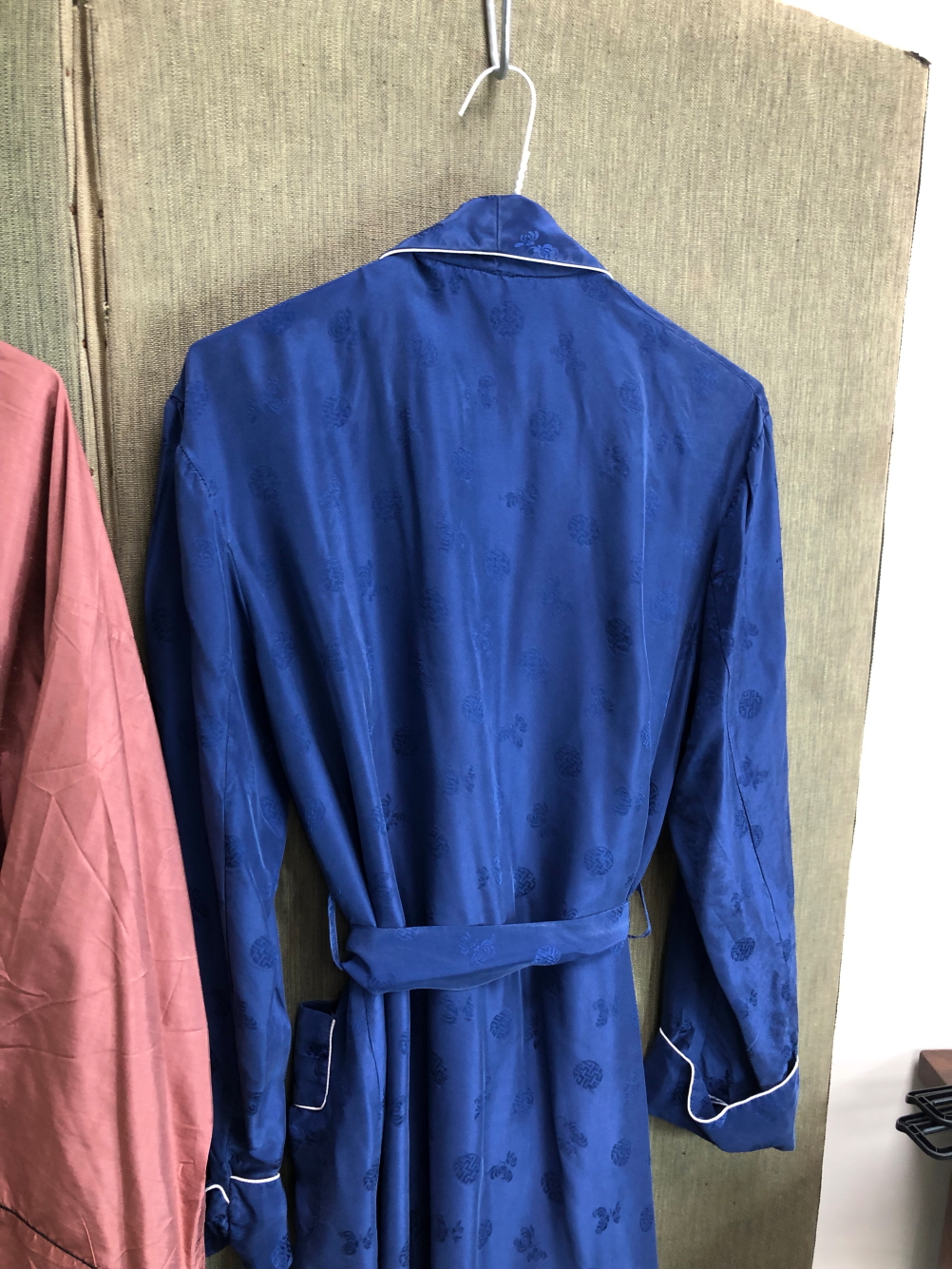 THREE SILK DRESSING GOWNS, TO INCLUDE A NAVY HEALTH EXAMPLE WITH BLUE PATTERN,A GREEN MOALIJIA - Image 15 of 18
