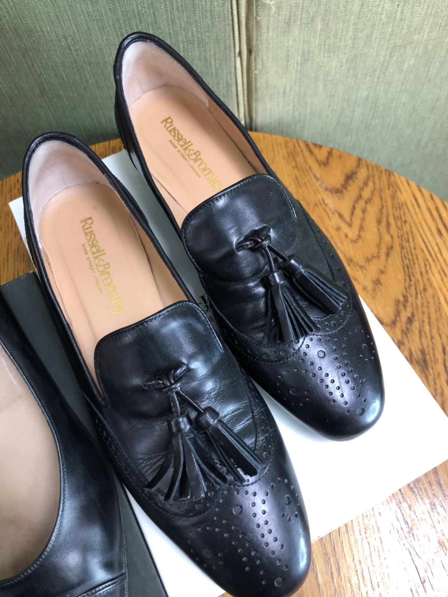 SHOES: A PAIR OF RUSSELL AND BROMLEY LONDON TASSEL FLAT SHOES (BOXED) SIZE EUR 39.5, TOGETHER WITH A - Bild 2 aus 13