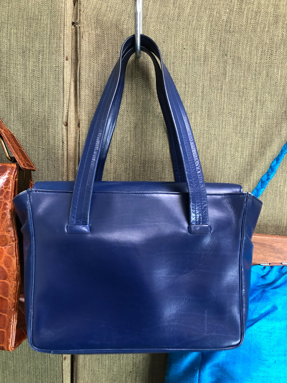 BAGS. A BAG CRAFT OF LONDON BLUE LEATHER BAG, TOGETHER WITH A CROCODILE EFFECT BROWN HANDBAG AND TWO - Image 4 of 5