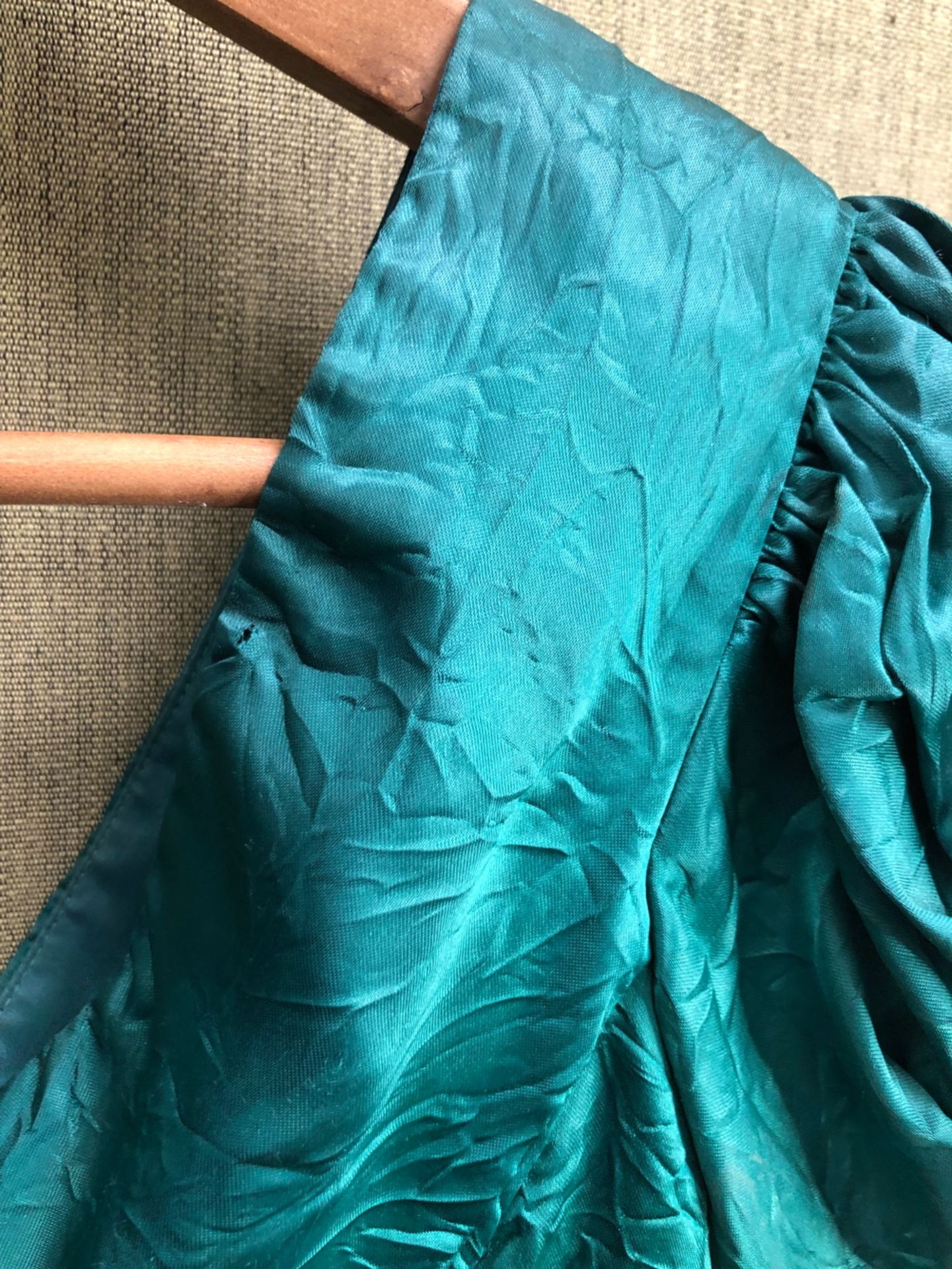 DRESS AND SCARF: AN OSSIE CLARK GREEN SILK, SHORT PUFFED SLEEVES, ARMPIT TO ARMPIT 35, SHOULDER TO - Bild 7 aus 9