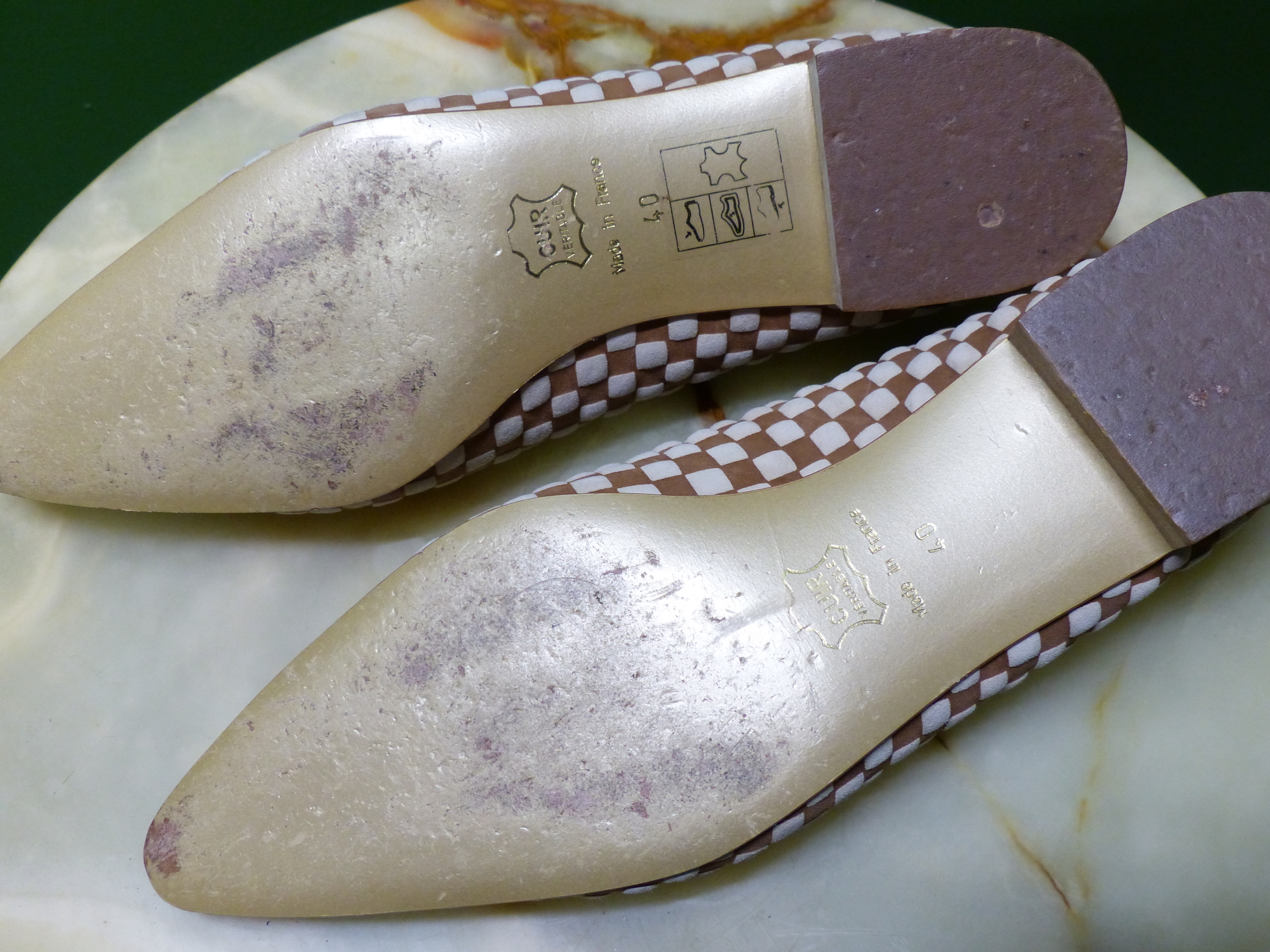 SHOES. TWO PAIRS PANTALON CHAMELEON FRENCH SIZE EUR 40 TAN AND BEIGE SUEDE SLIP ON'S, AND CREAM - Image 4 of 9