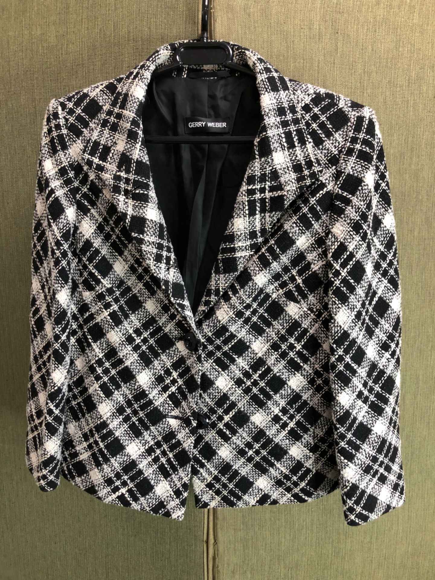 A HARDY AMIES SAVILE ROW BLACK AND WHITE TWEED SHIRT SIZE 40, TOGETHER WITH A GERRY WEBER BLACK - Image 19 of 23