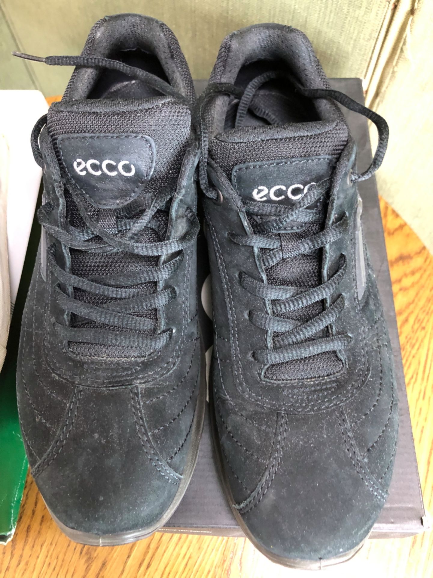 SHOES: A PAIR OF LACOSTE SUEDE PUMPS EUR 40 TOGETHER WITH A PAIR OF BLACK ECCO TRAINERS EU 38 '(2) - Image 6 of 13