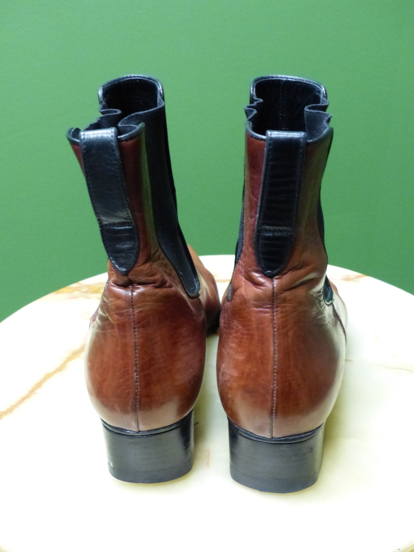 SHOES. LORENZO BANFI ITALY BLACK LEATHER COURT SHOES EUR SIZE 39.5. TOGETHER WITH BROWN BOOTS SIZE - Image 9 of 10