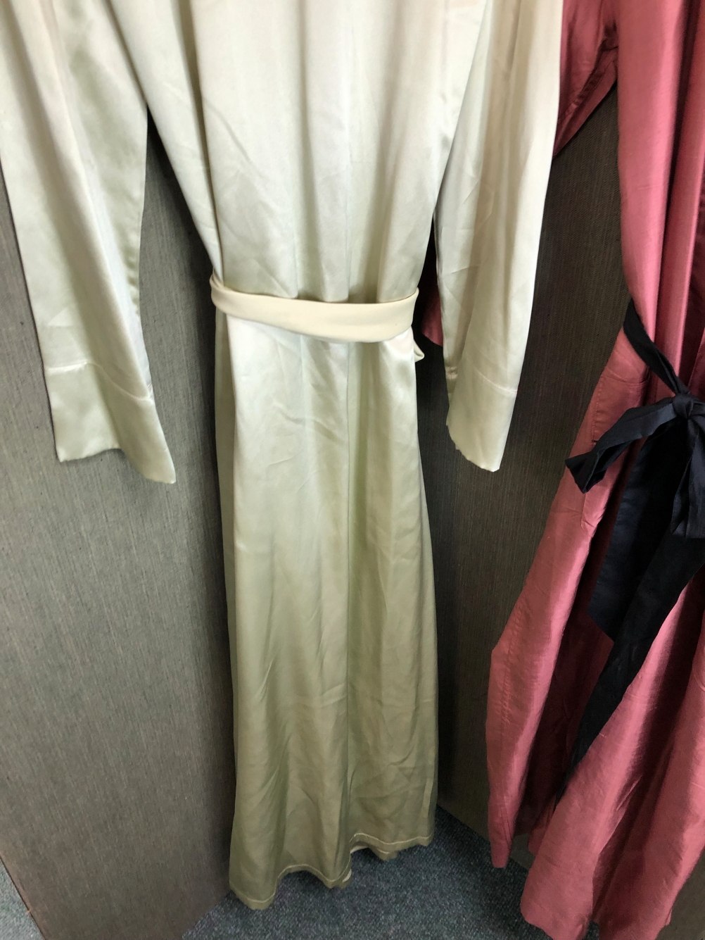 THREE SILK DRESSING GOWNS, TO INCLUDE A NAVY HEALTH EXAMPLE WITH BLUE PATTERN,A GREEN MOALIJIA - Image 17 of 18