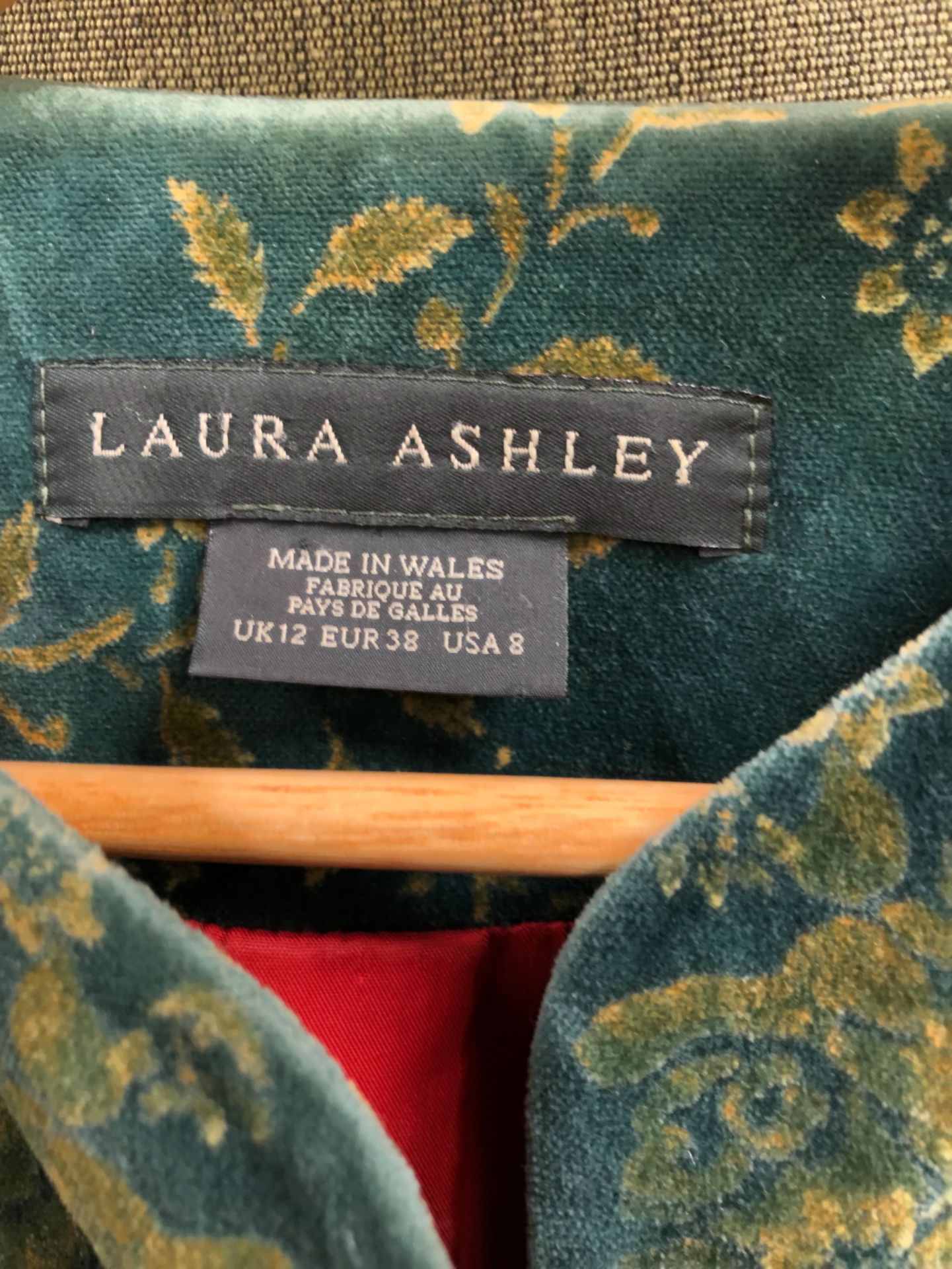 A LAURA ASHLEY GREEN JACKET WITH FLORAL DESIGN UK SIZE 12, TOGETHER WITH A LAURA ASHLEY FLORAL DRESS - Image 2 of 12