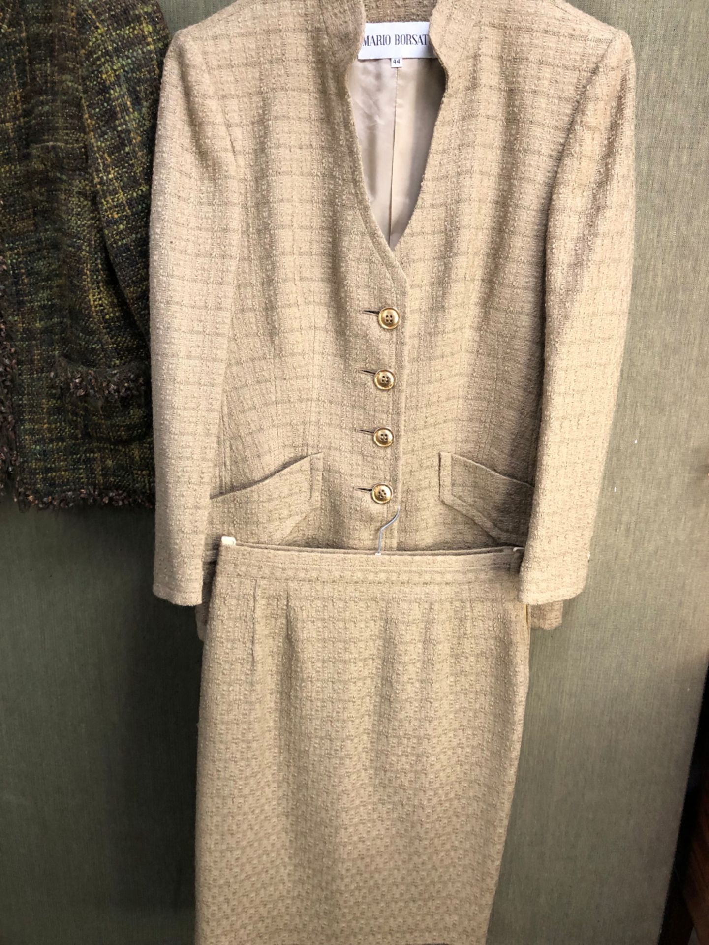 A OLIVE GREEN WOOL BLEND LADIES JACKET SIZE 44 AND MATCHING SKIRT ALSO SIZE 44, TOGETHER WITH A - Image 5 of 9