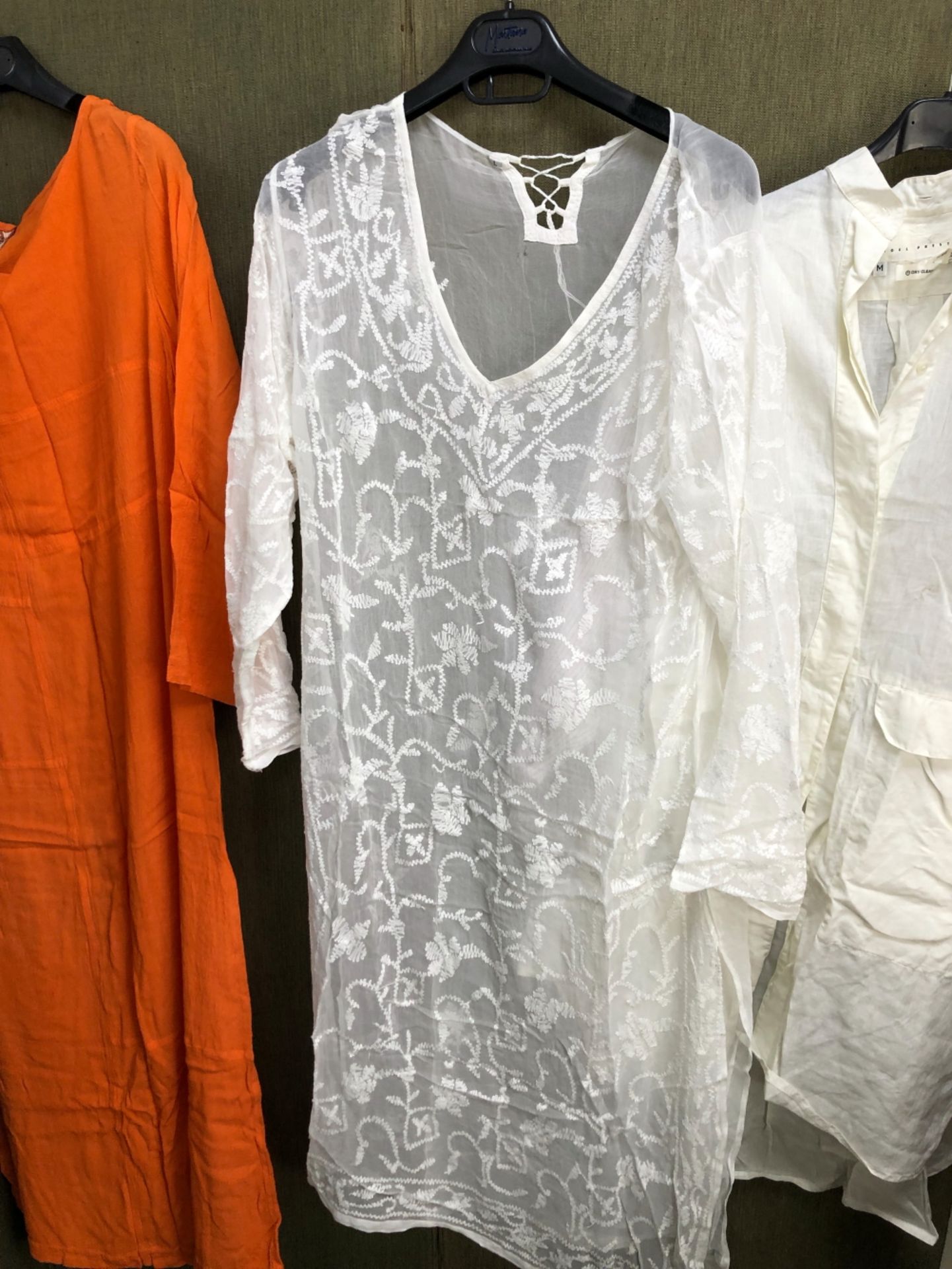 A COLLECTION OF LADIES SUMMER CLOTHES TO INCLUDE A LINEN NIGEL PRESTON OVERSIZED SHIRT SIZE M, A - Image 5 of 9