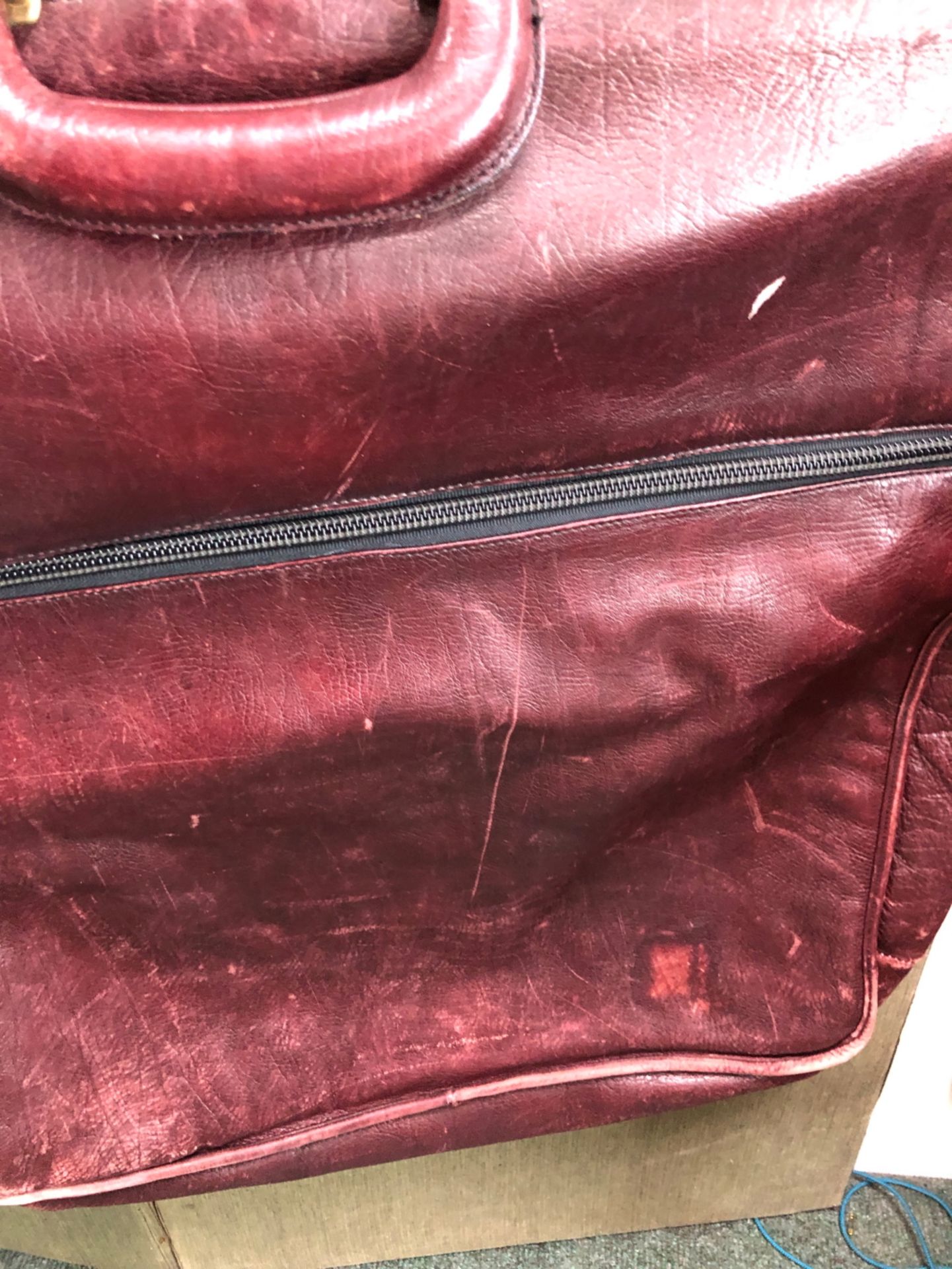 A BURGUNDY HEAVY LEATHER SUIT CARRIER WITH A BLACK SUEDETTE TRAVEL BAG (2) - Image 6 of 10