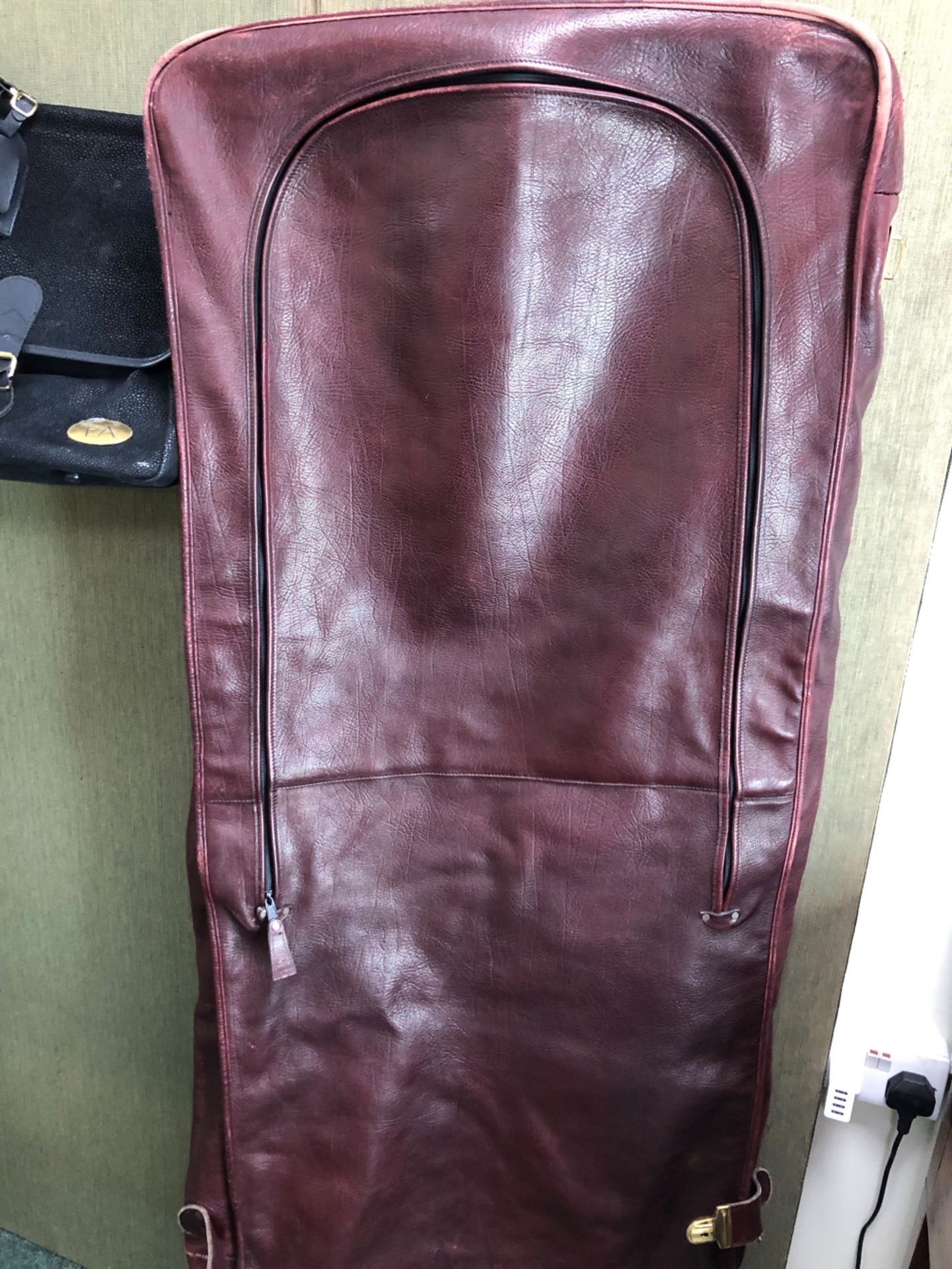 A BURGUNDY HEAVY LEATHER SUIT CARRIER WITH A BLACK SUEDETTE TRAVEL BAG (2) - Image 9 of 10