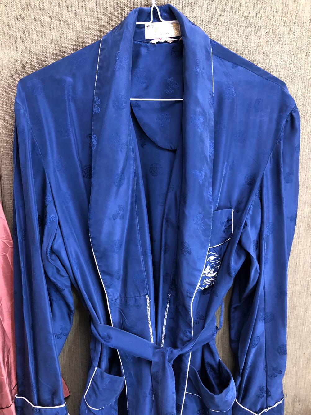 THREE SILK DRESSING GOWNS, TO INCLUDE A NAVY HEALTH EXAMPLE WITH BLUE PATTERN,A GREEN MOALIJIA - Image 9 of 18