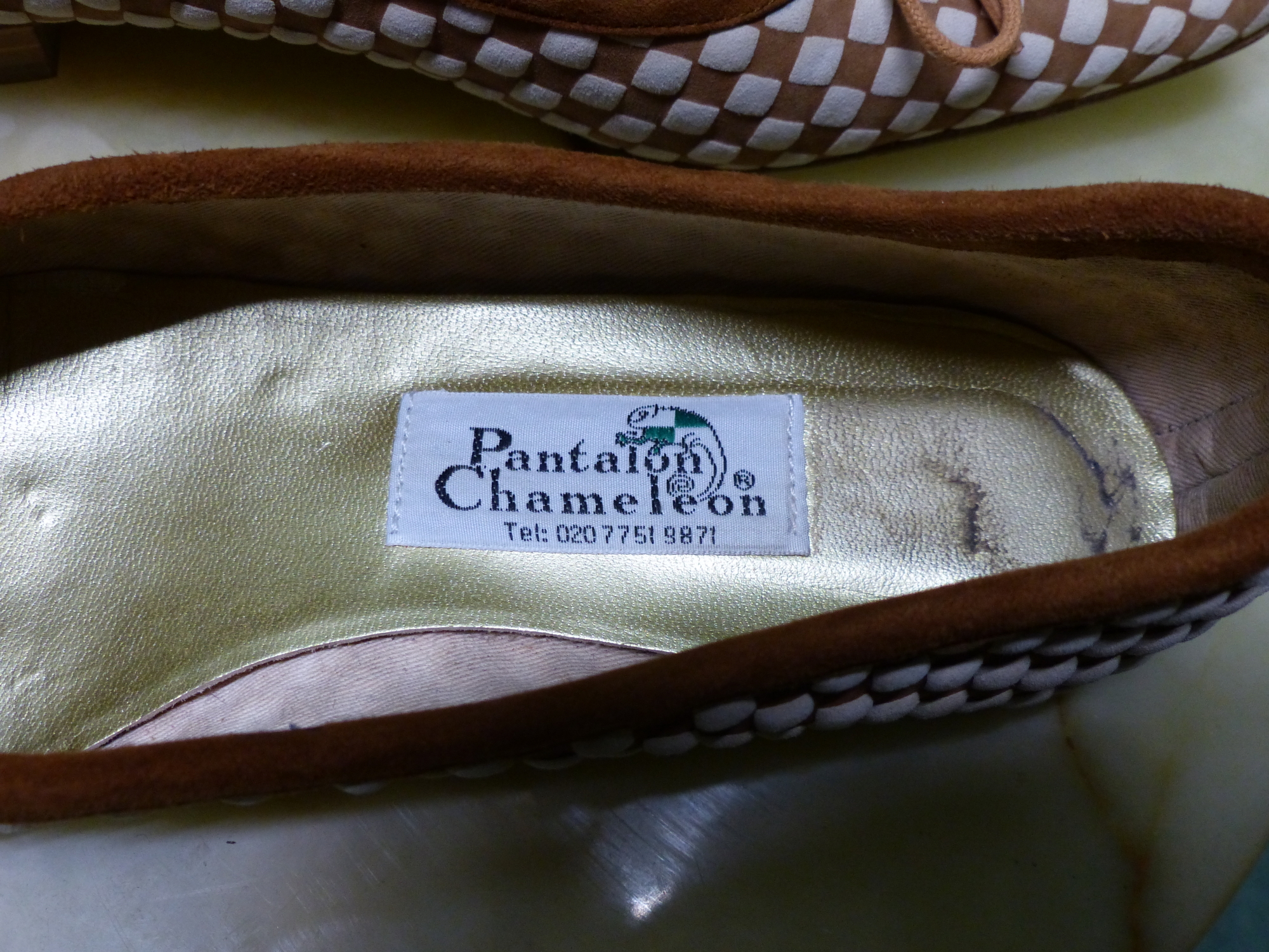 SHOES. TWO PAIRS PANTALON CHAMELEON FRENCH SIZE EUR 40 TAN AND BEIGE SUEDE SLIP ON'S, AND CREAM - Image 3 of 9