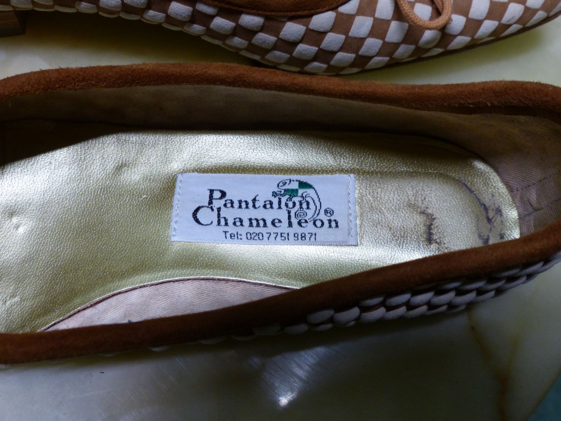 SHOES. TWO PAIRS PANTALON CHAMELEON FRENCH SIZE EUR 40 TAN AND BEIGE SUEDE SLIP ON'S, AND CREAM - Image 3 of 9