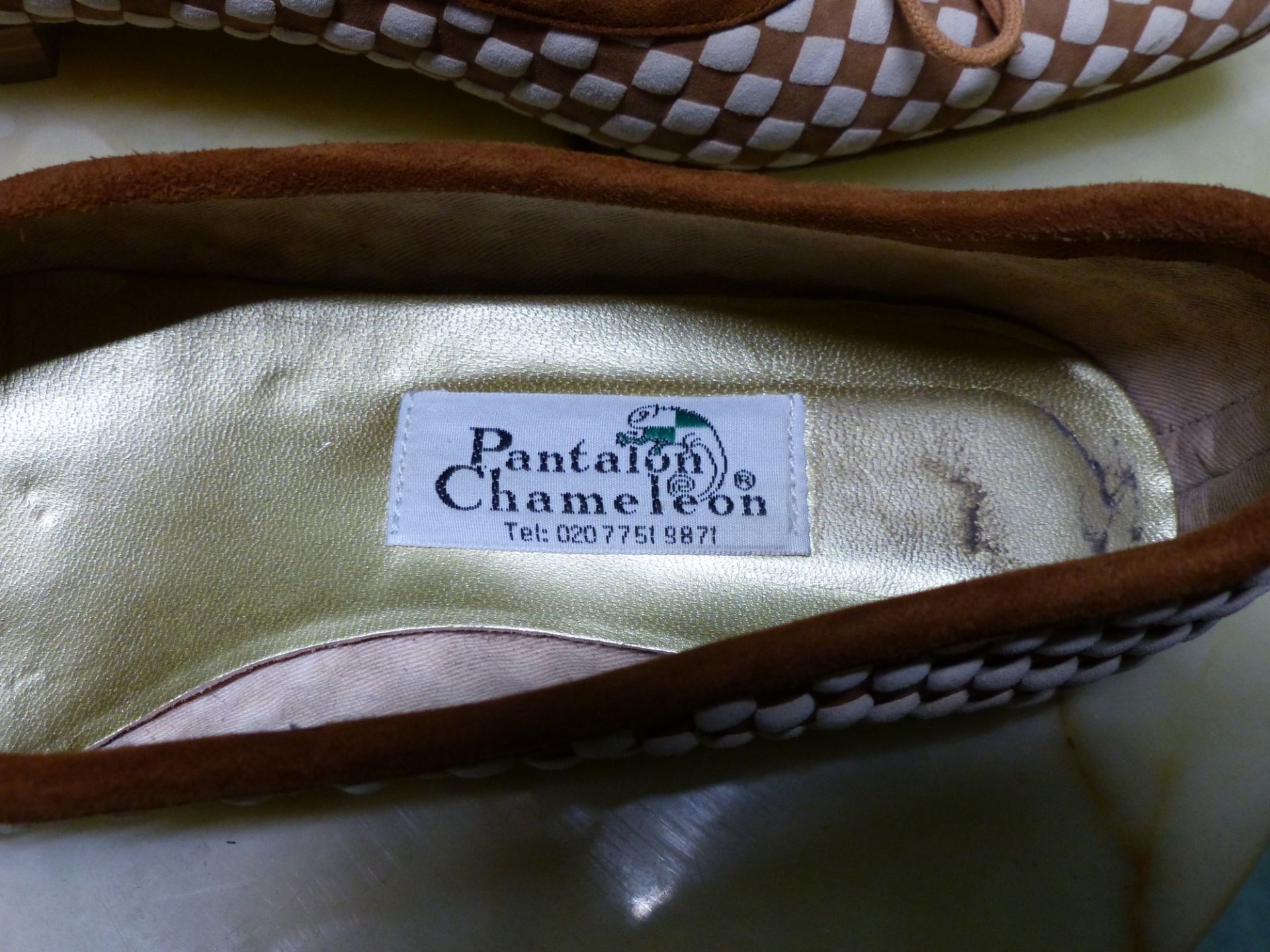 SHOES. TWO PAIRS PANTALON CHAMELEON FRENCH SIZE EUR 40 TAN AND BEIGE SUEDE SLIP ON'S, AND CREAM - Bild 3 aus 9