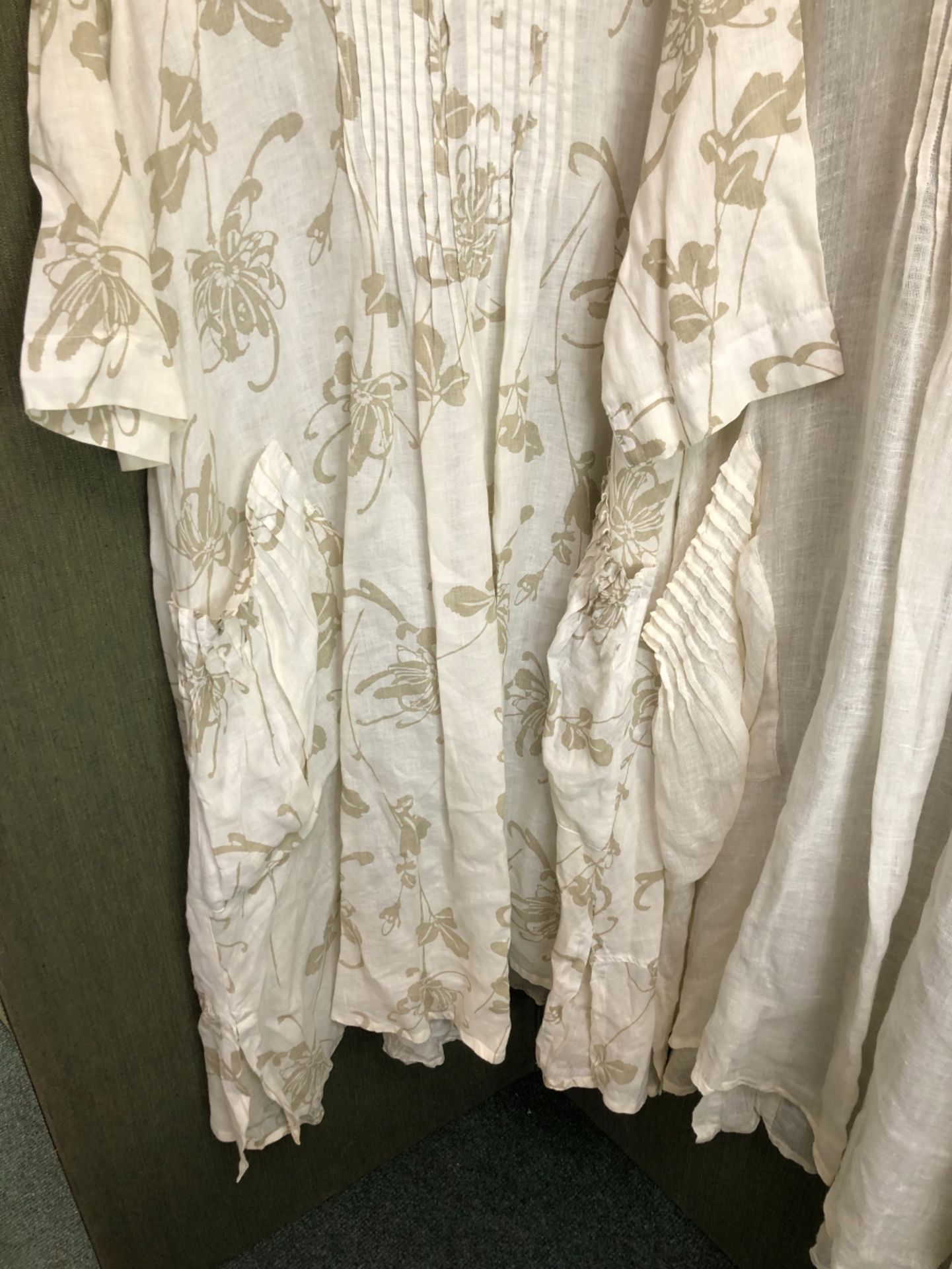 THREE LINEN SUMMER DRESSES, BY PUNO LINO A STRIPED SIZE MED, A CREAM WITH BEIGE FLOWERS AND A - Image 6 of 14