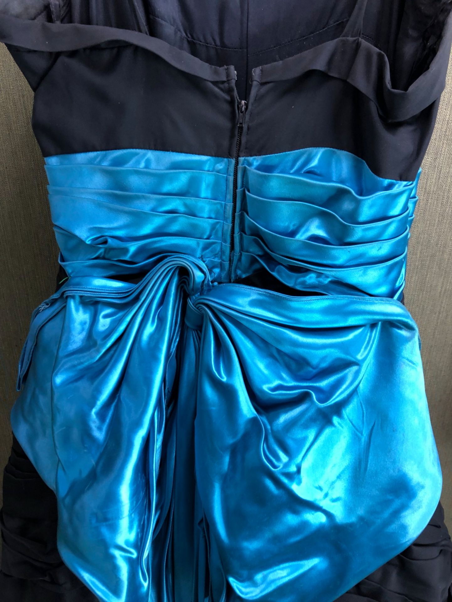A BLACK EVENING DRESS WITH BRIGHT BLUE RIBBON - Image 3 of 5