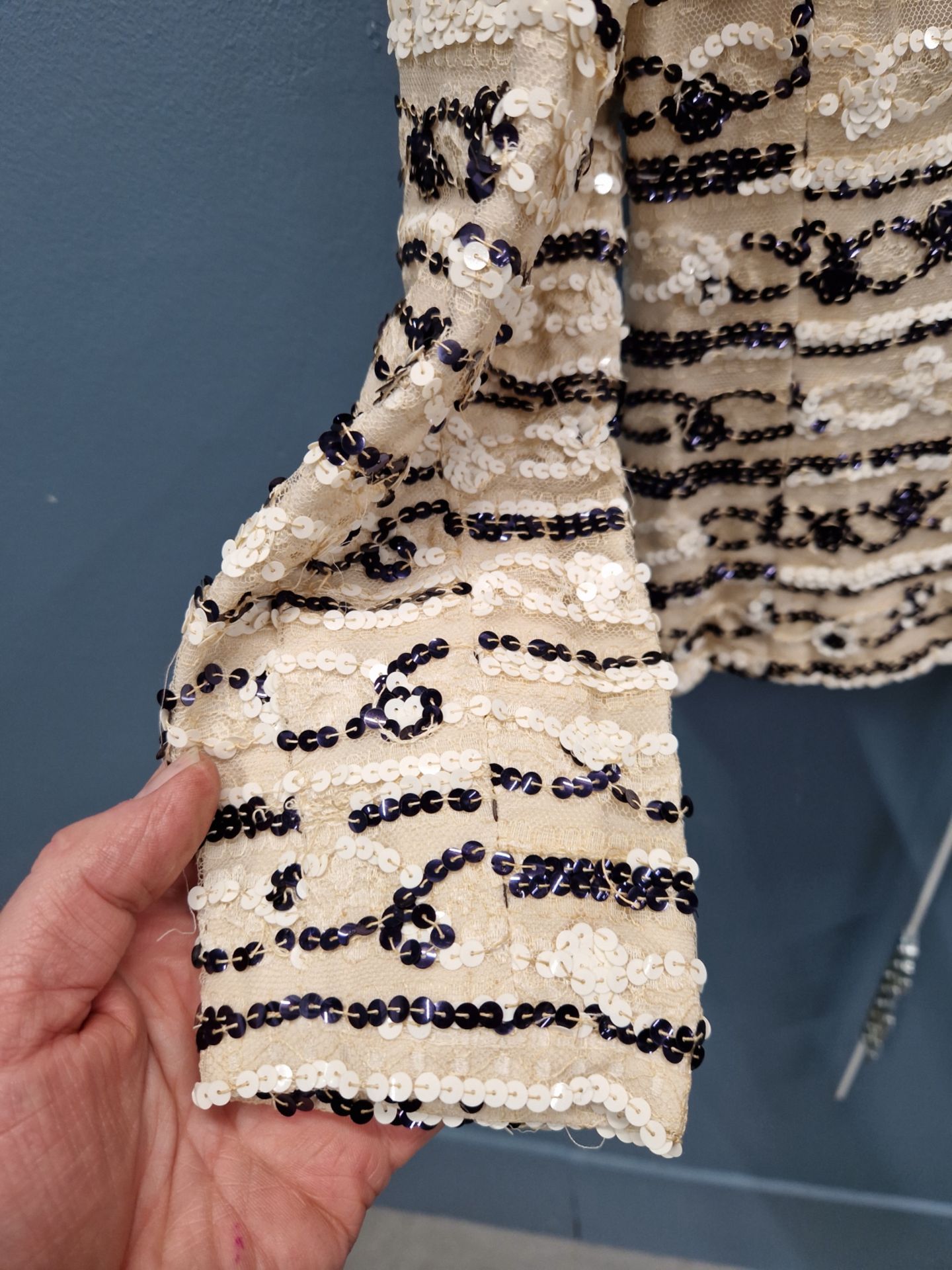 VINTAGE 1970's CHANEL HAUTE COUTURE EMBELLISHED SILK NAVY AND CREAM JACKET. PIT TO PIT 44.5cm - Image 14 of 31