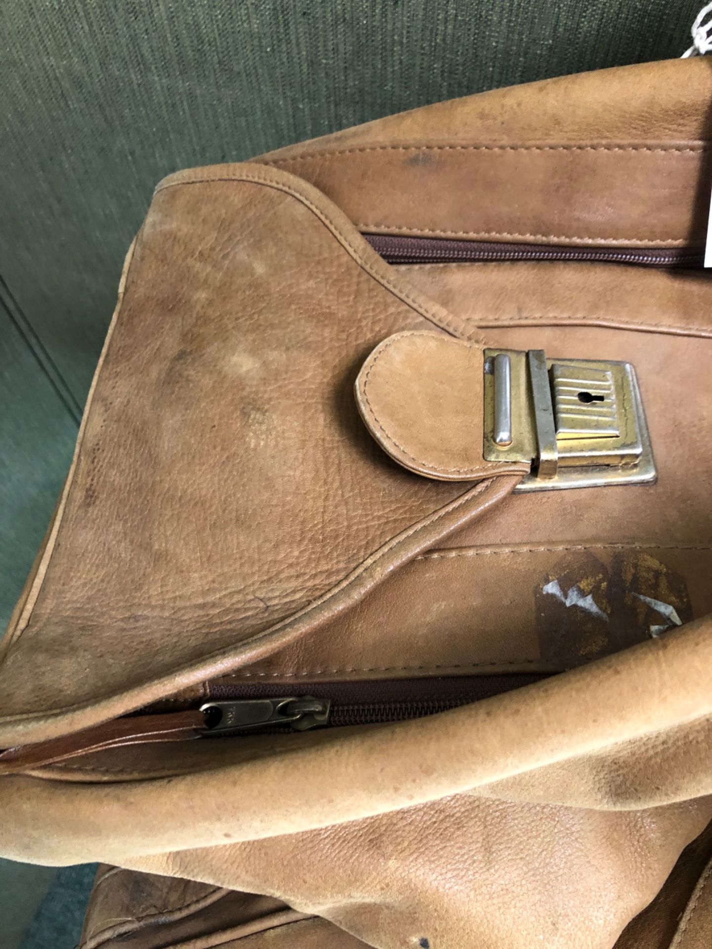 A VERY LARGE PALE BROWN TRAVEL BAG LENGTH 76cm. - Image 3 of 20